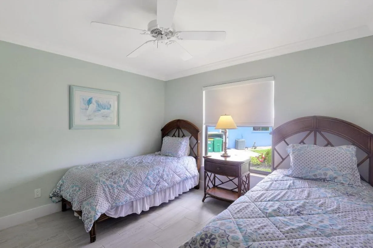 Bed in Pet-friendly waterfront home on key lot with view