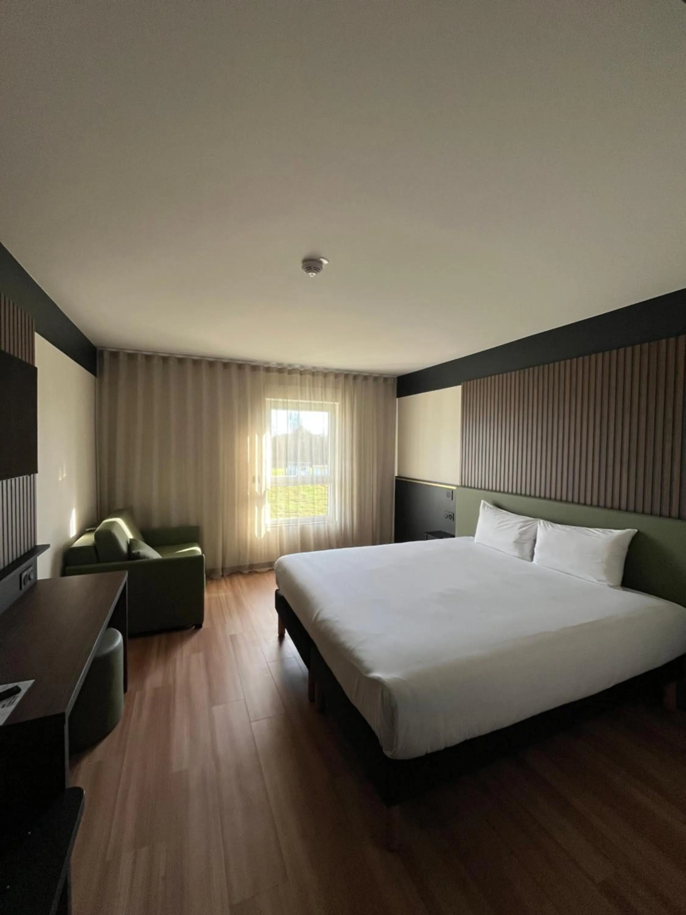 Bed in Brit Hotel Le Cottage Le Mans Sud