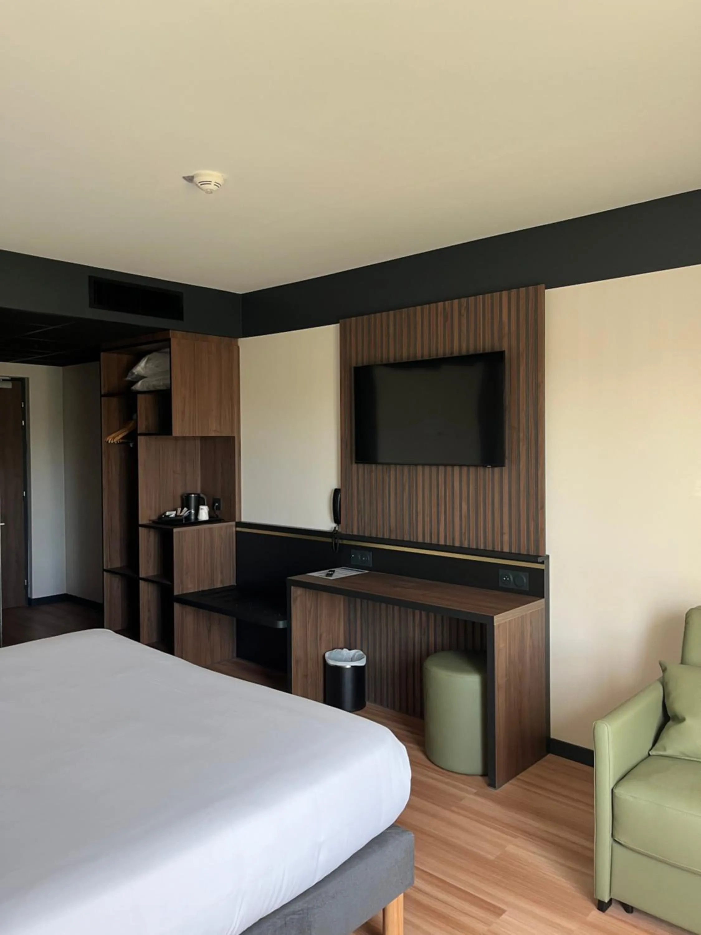 Bed in Brit Hotel Le Cottage Le Mans Sud