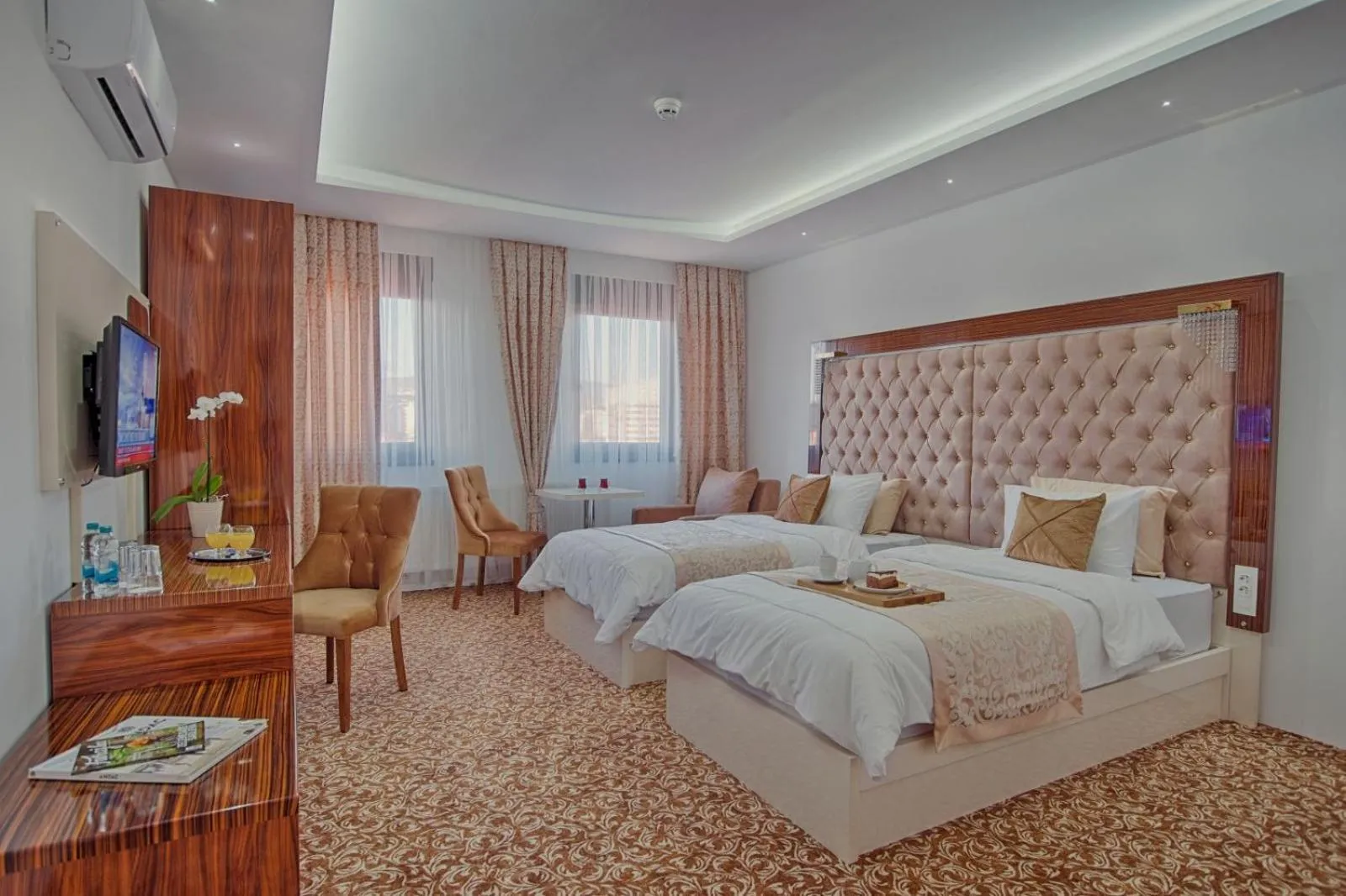 Garden view, Bed in New Hotel