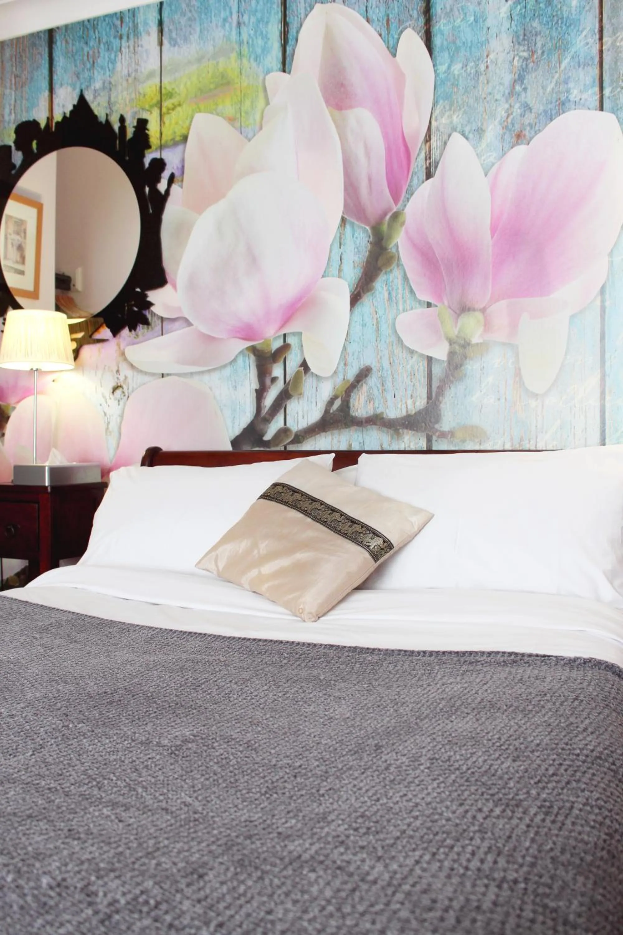 Photo of the whole room, Bed in Hudsons