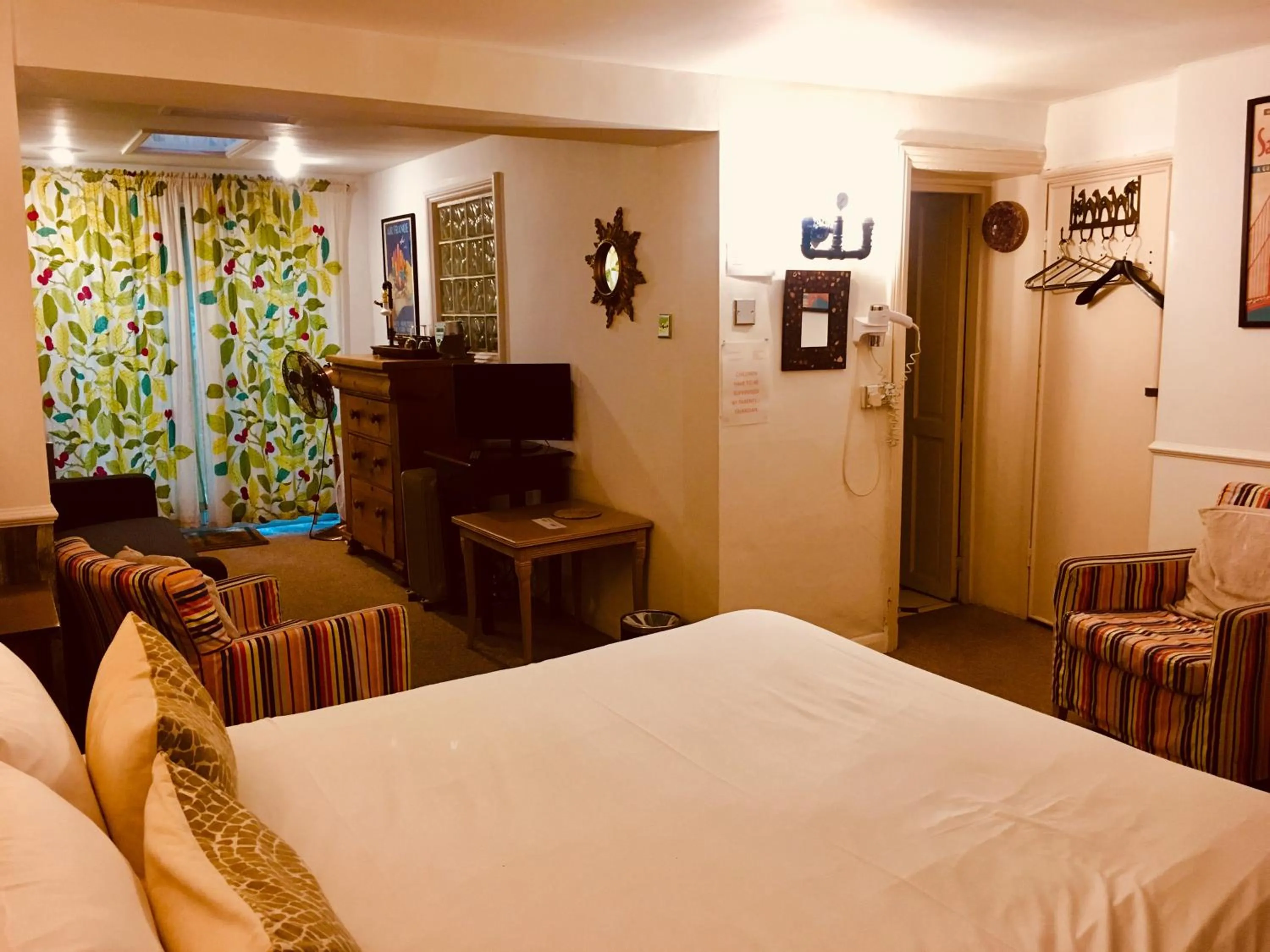 Photo of the whole room, Bed in Hudsons