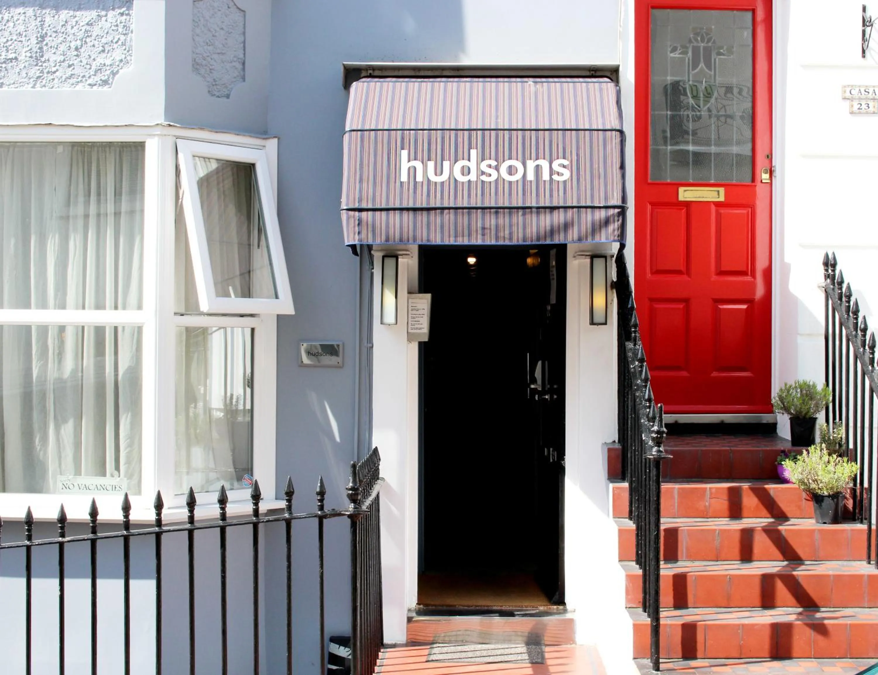 Facade/entrance in Hudsons