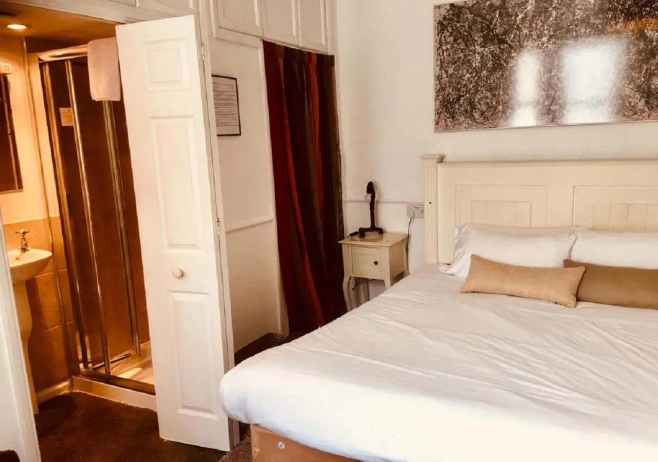 Shower, Bed in Hudsons