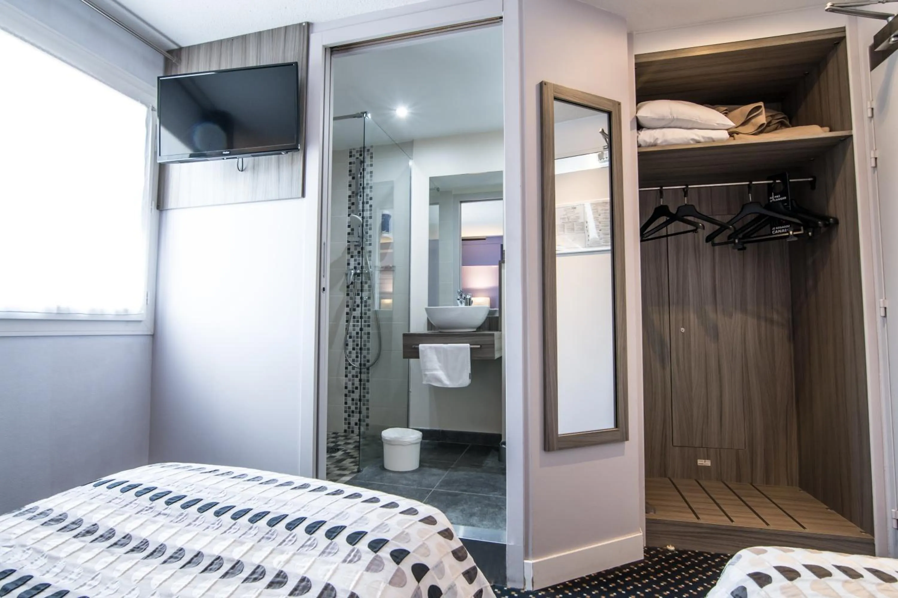 Shower in Brit Hotel Confort Foix