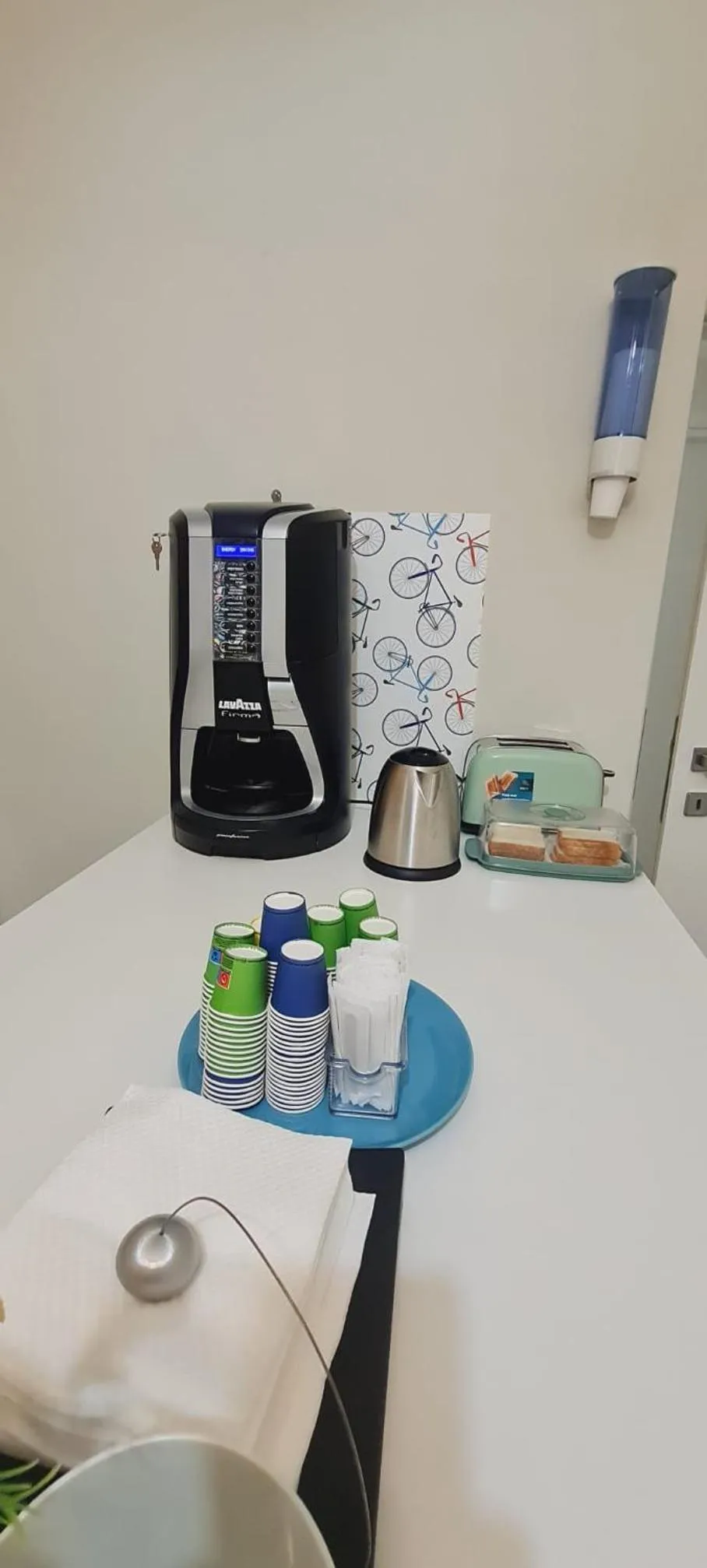 Coffee/tea facilities in Bed&BikeRome ROOMS