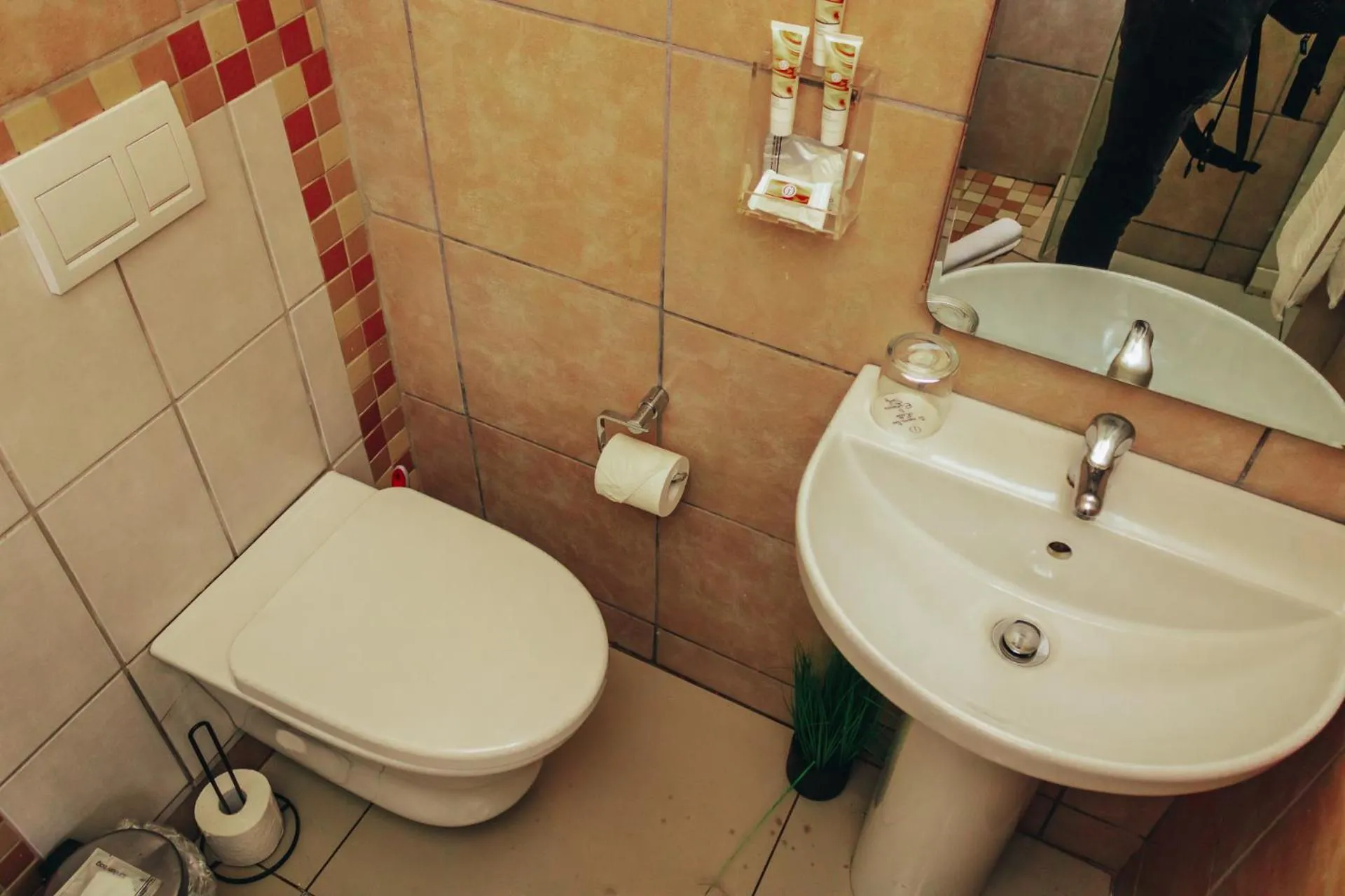 Toilet in New England Guest House by Ilawu