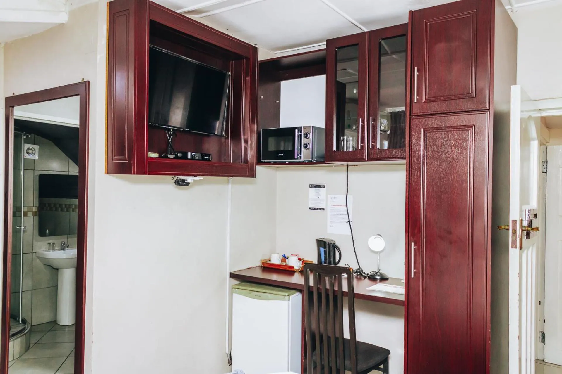 TV and multimedia in New England Guest House by Ilawu