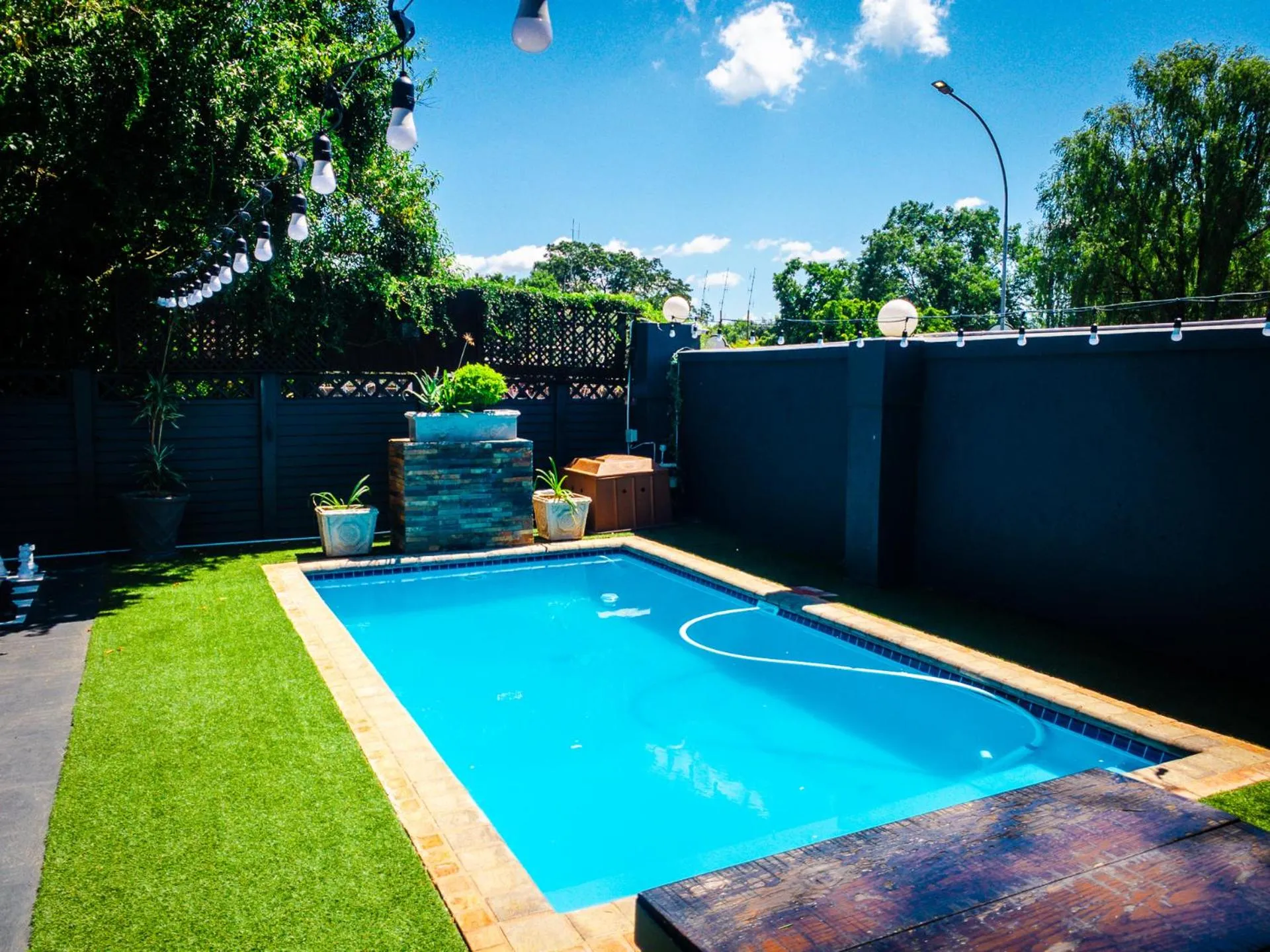 Swimming pool in New England Guest House by Ilawu