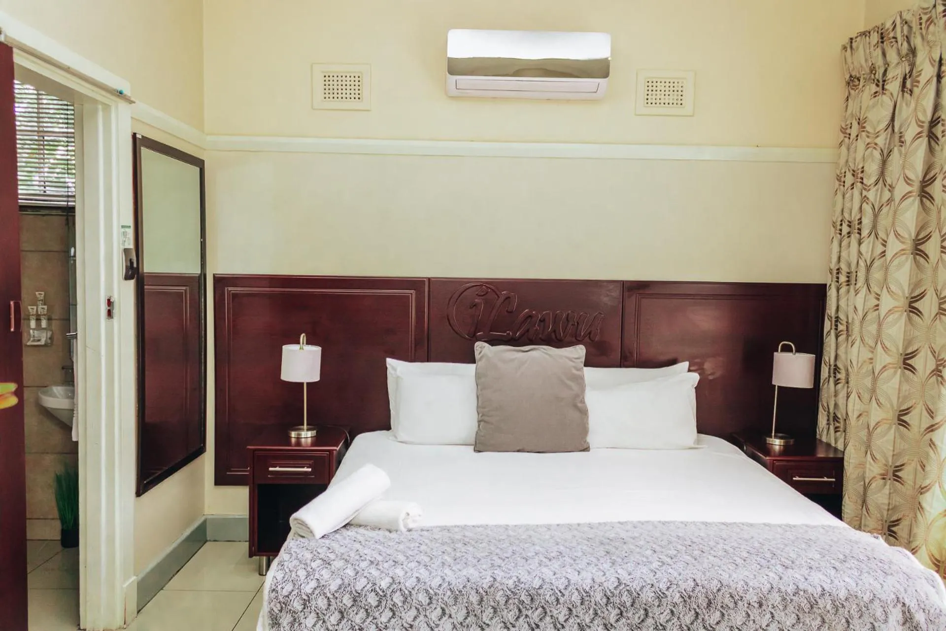 Bedroom, Bed in New England Guest House by Ilawu