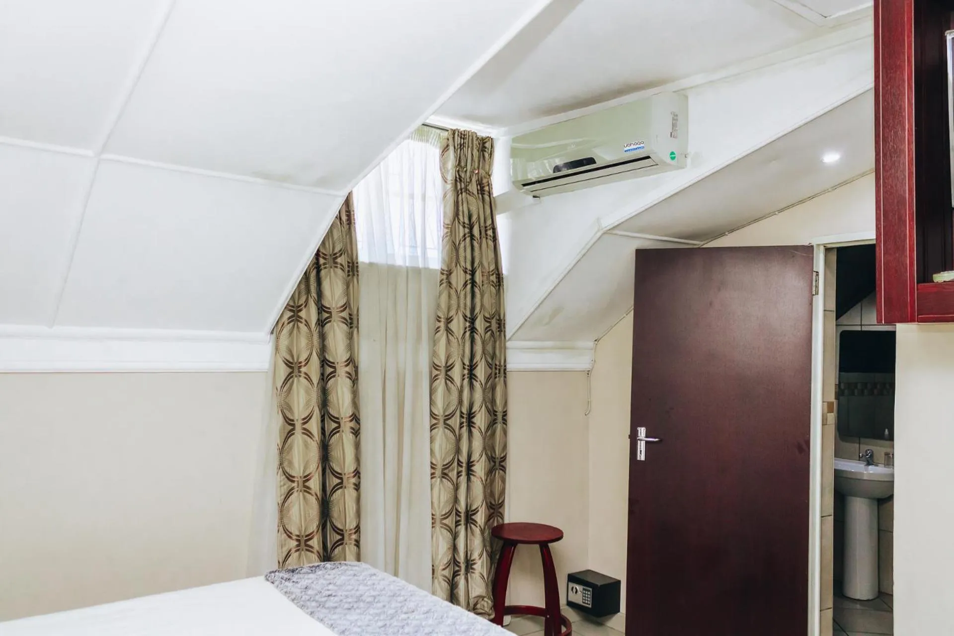 Bed in New England Guest House by Ilawu