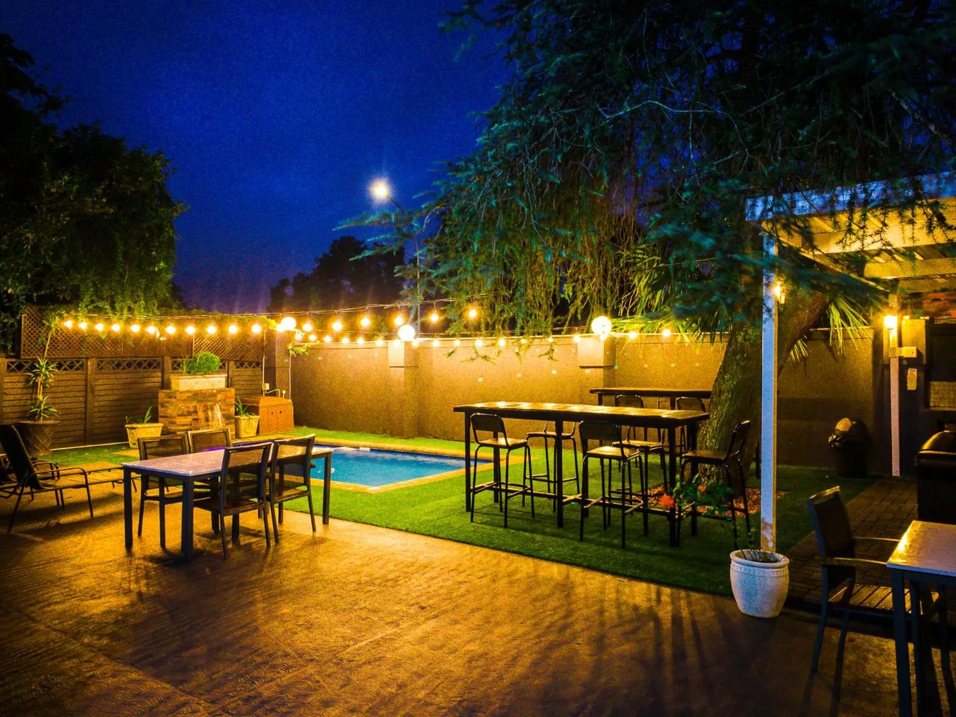 Swimming pool in New England Guest House by Ilawu