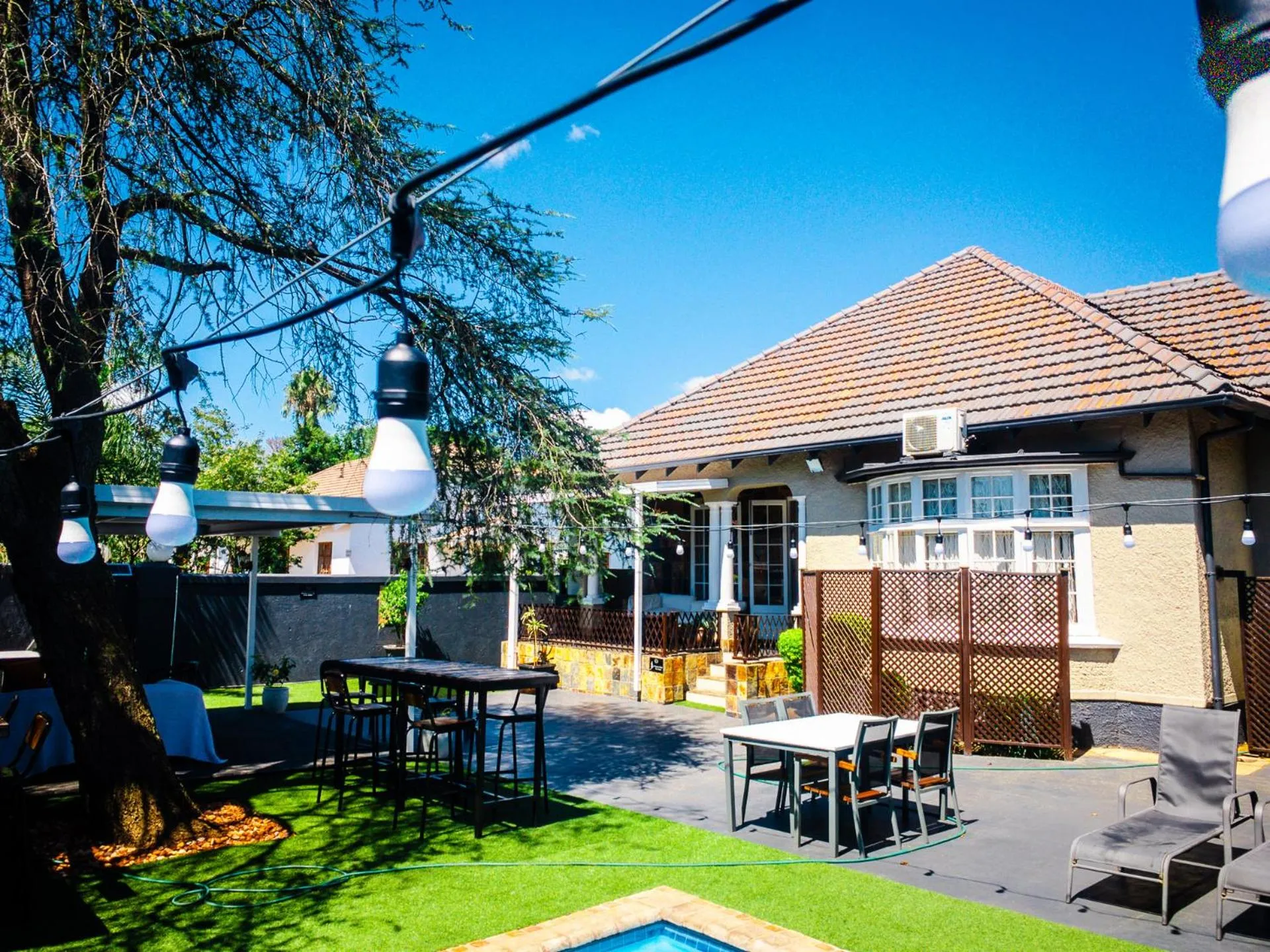 Garden in New England Guest House by Ilawu