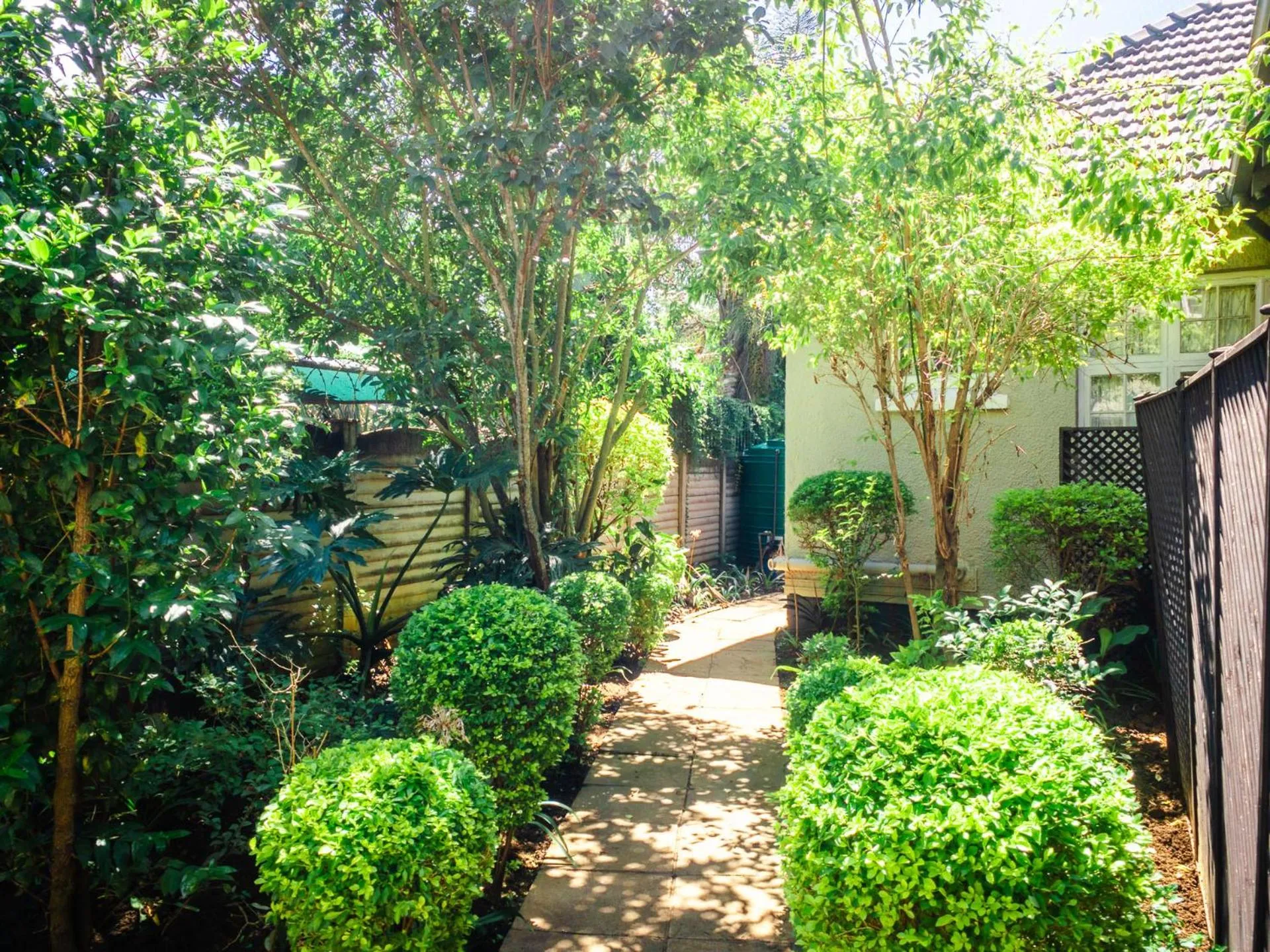 New England Guest House by Ilawu