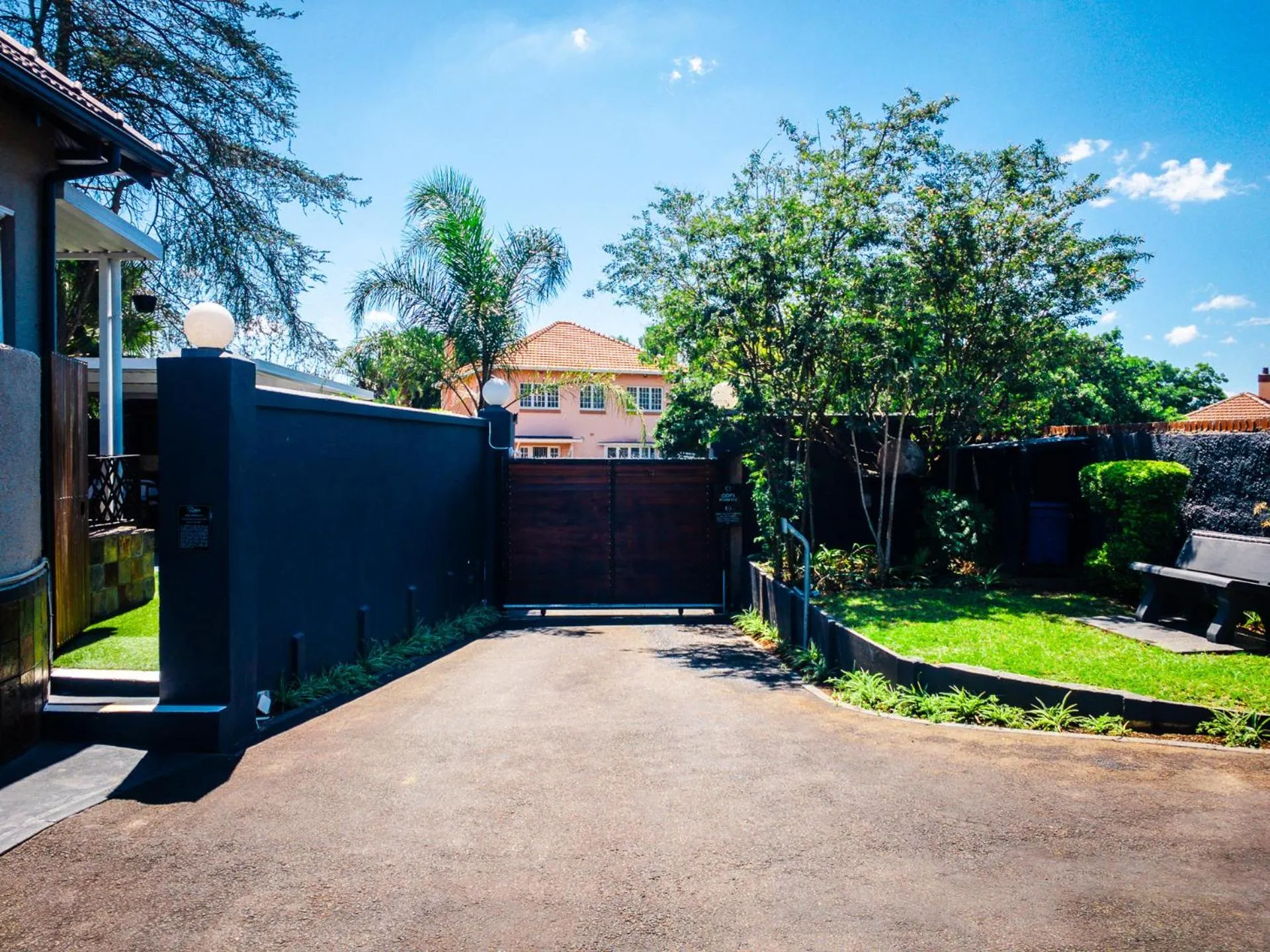 Garden view in New England Guest House by Ilawu