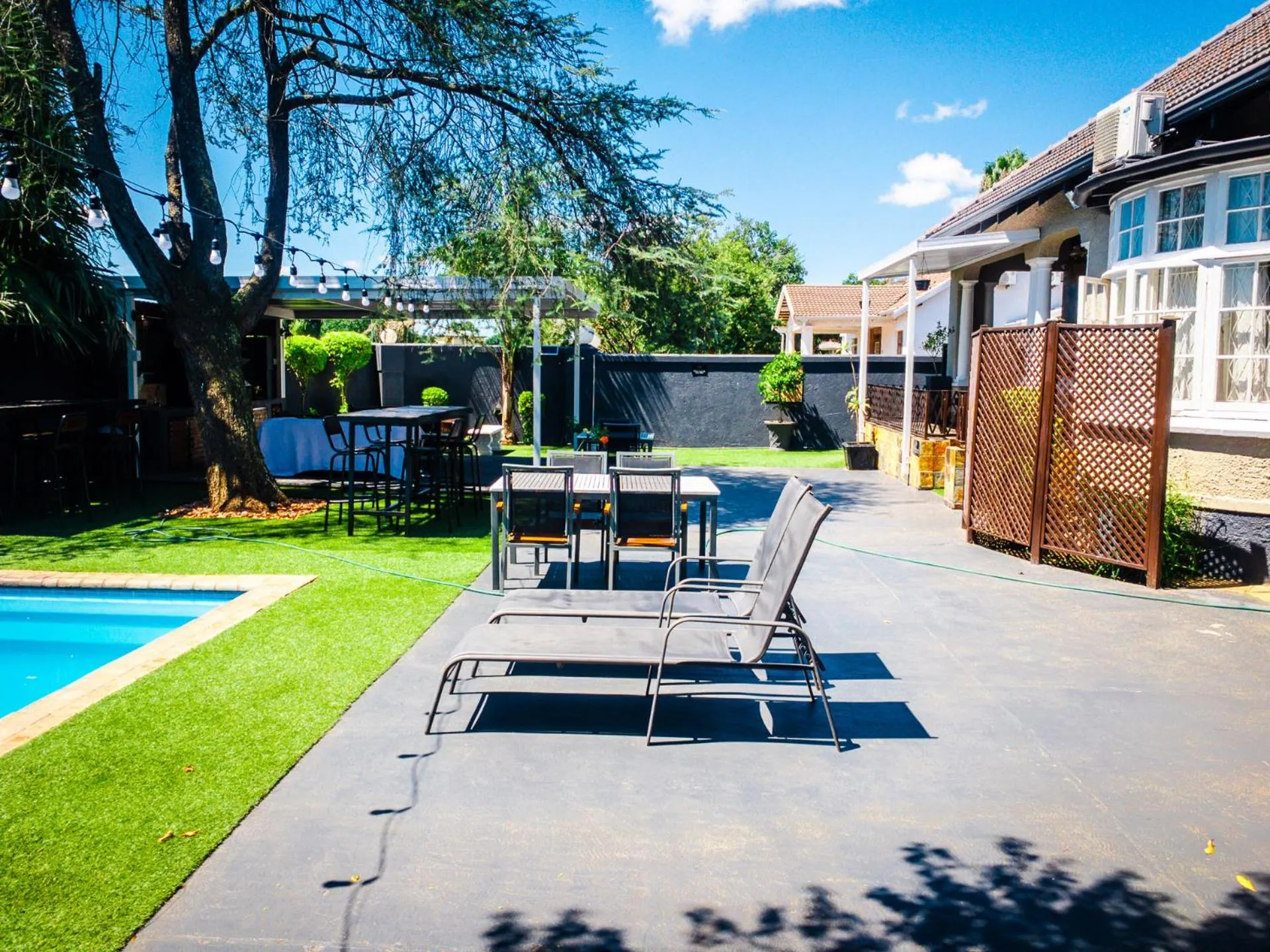 New England Guest House by Ilawu