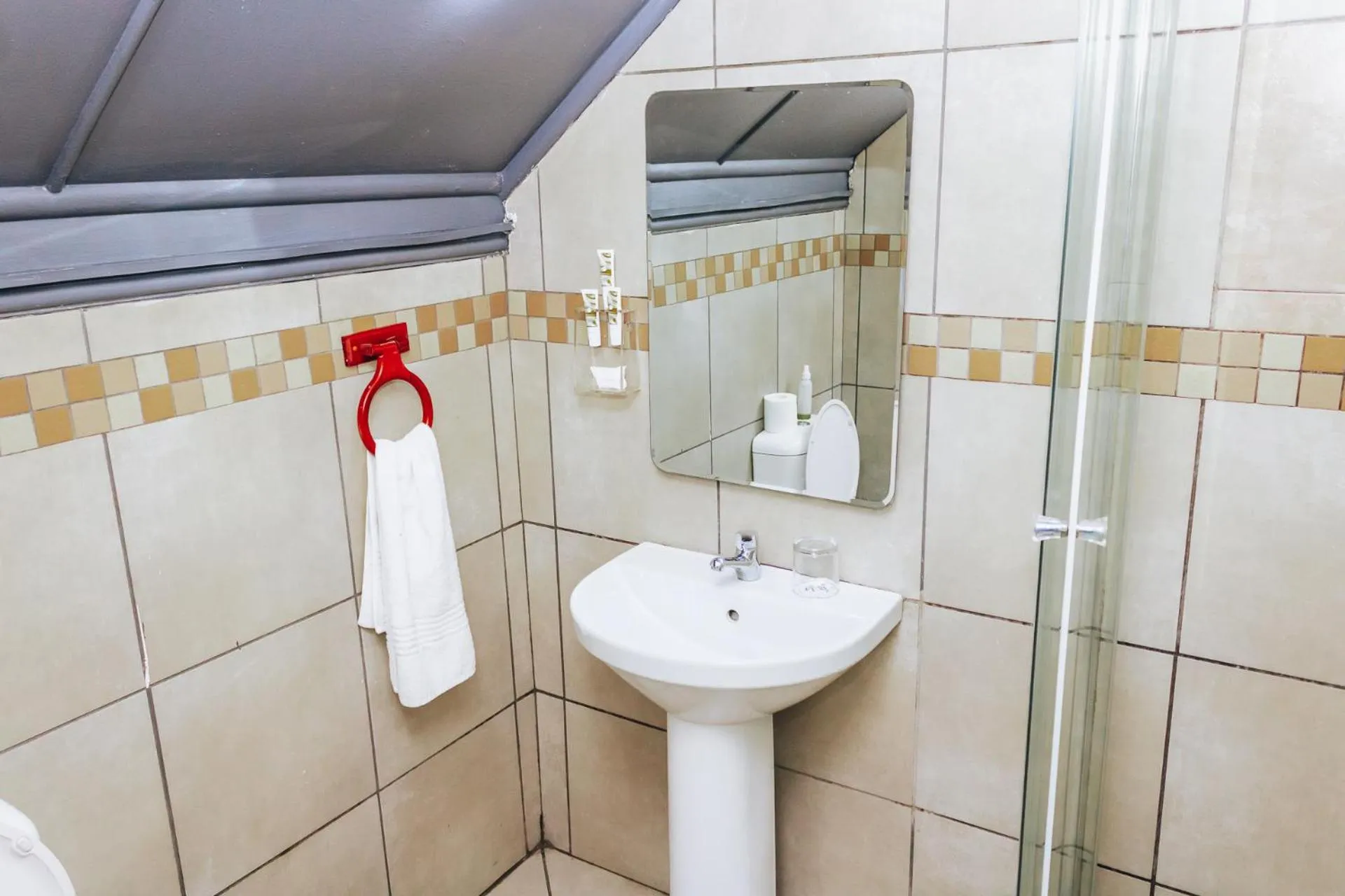 Shower in New England Guest House by Ilawu