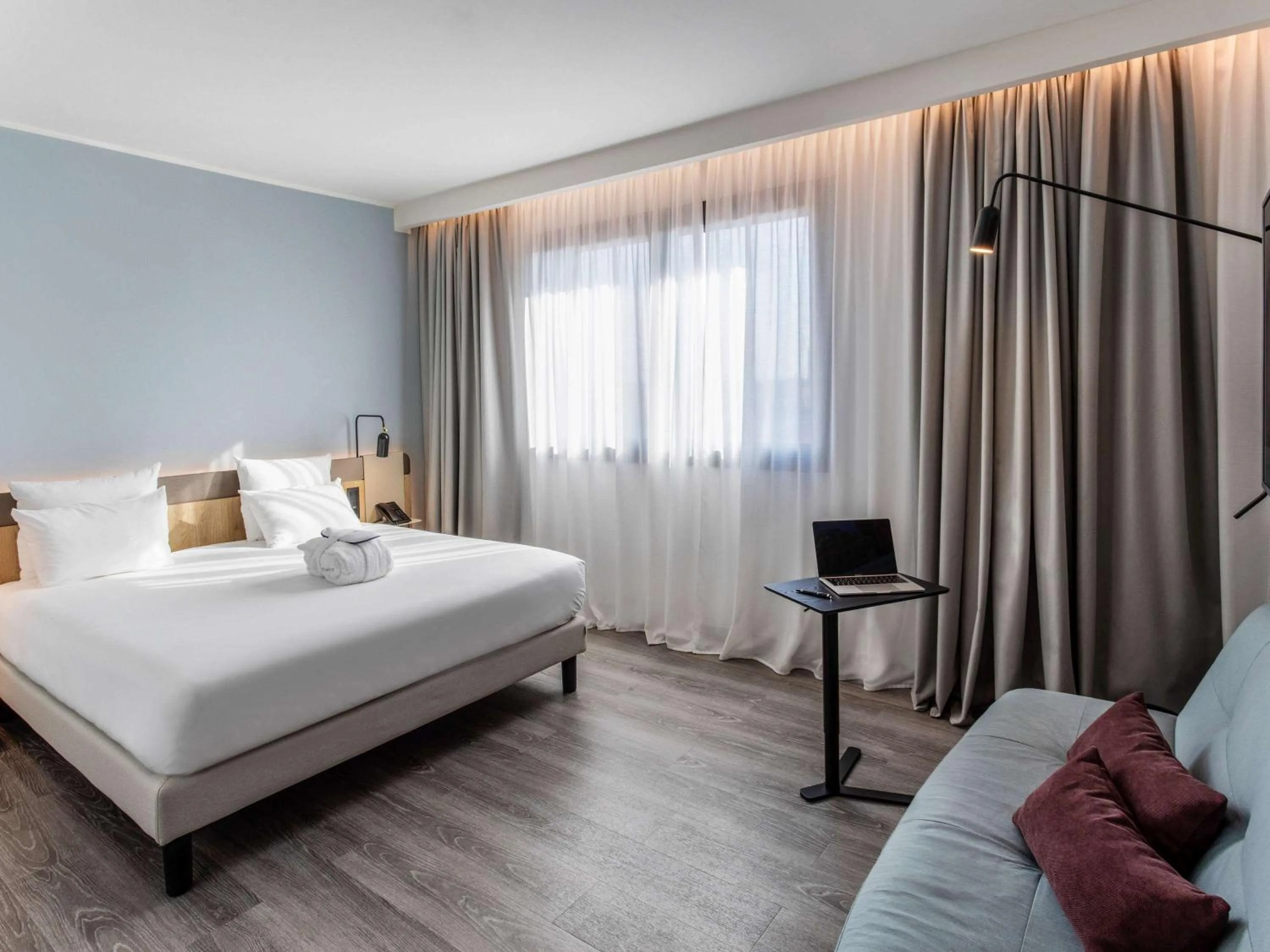 Photo of the whole room, Bed in Novotel Parma Centro