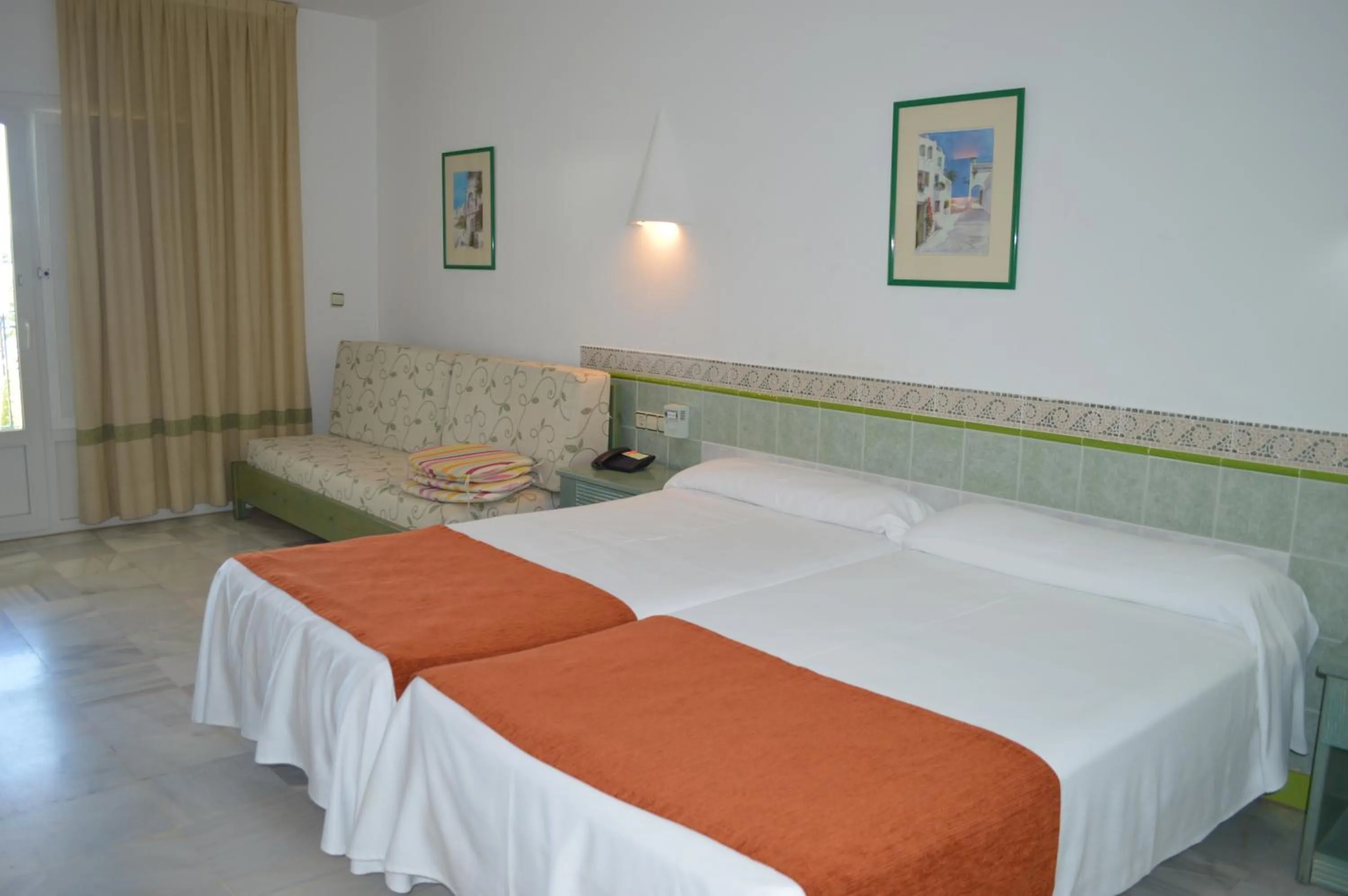 Living room, Bed in Hotel Puntazo II