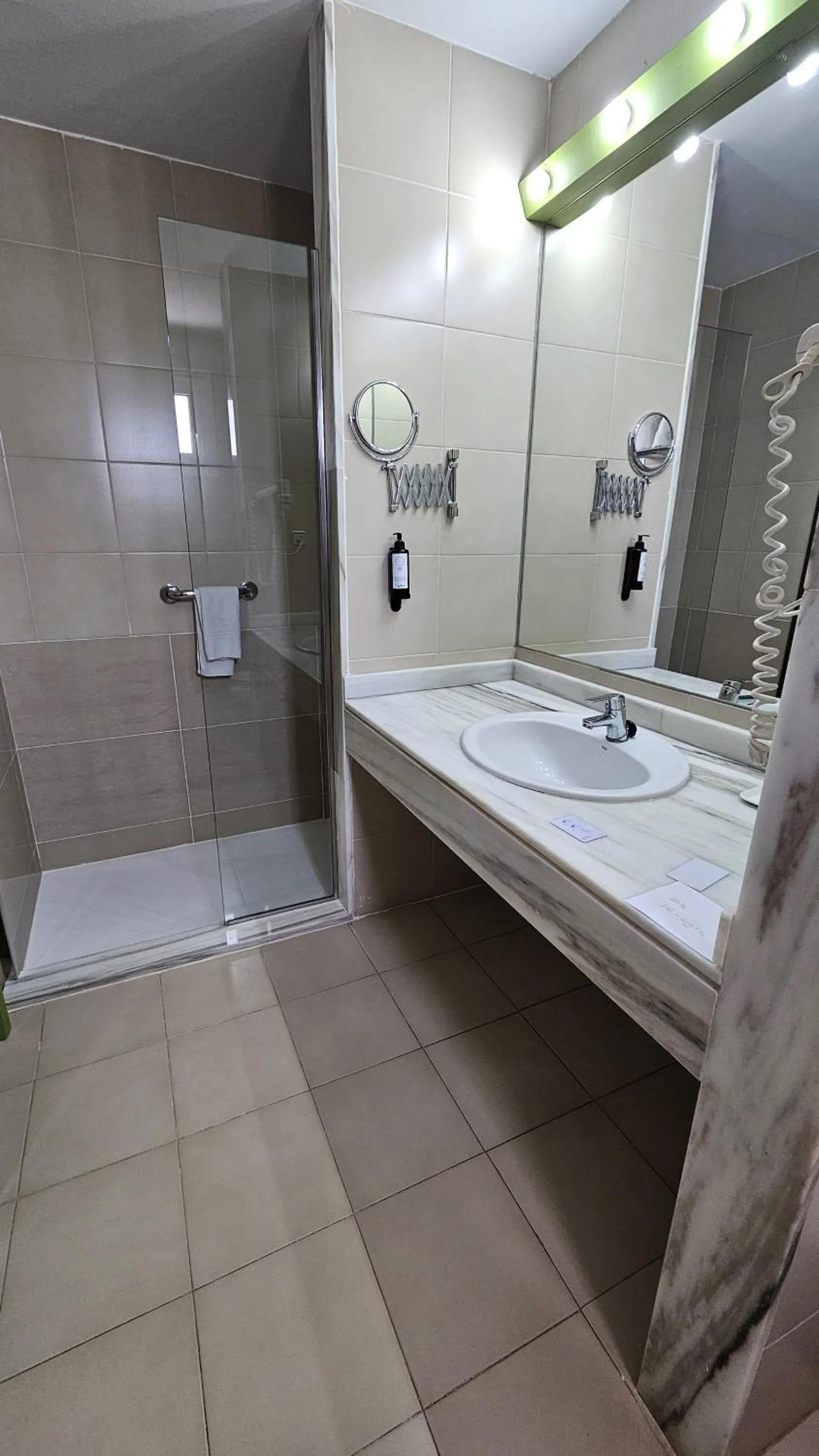 Shower in Hotel Puntazo II