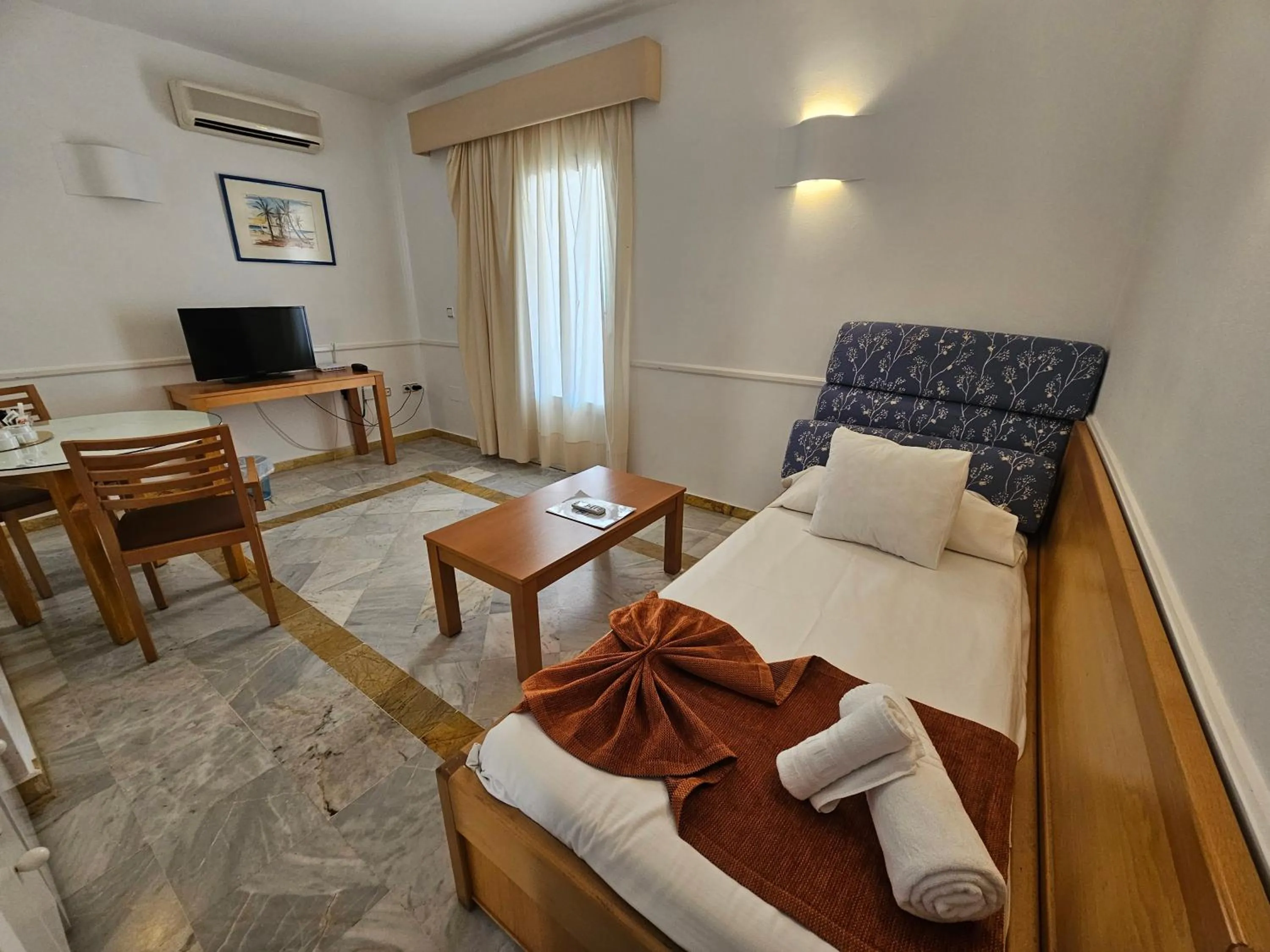 Communal lounge/ TV room, Bed in Hotel Puntazo II