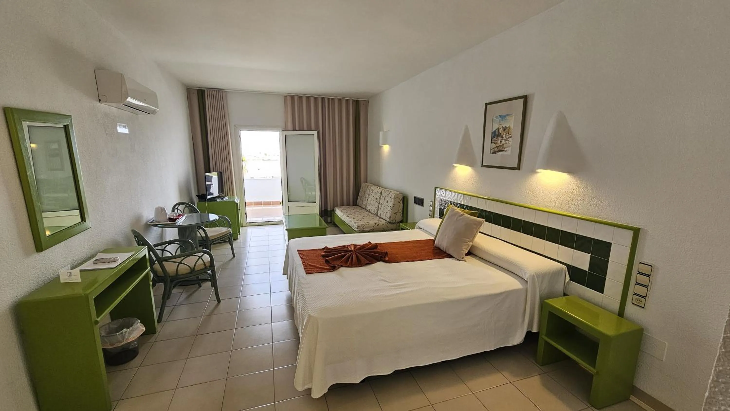 Photo of the whole room, Bed in Hotel Puntazo II