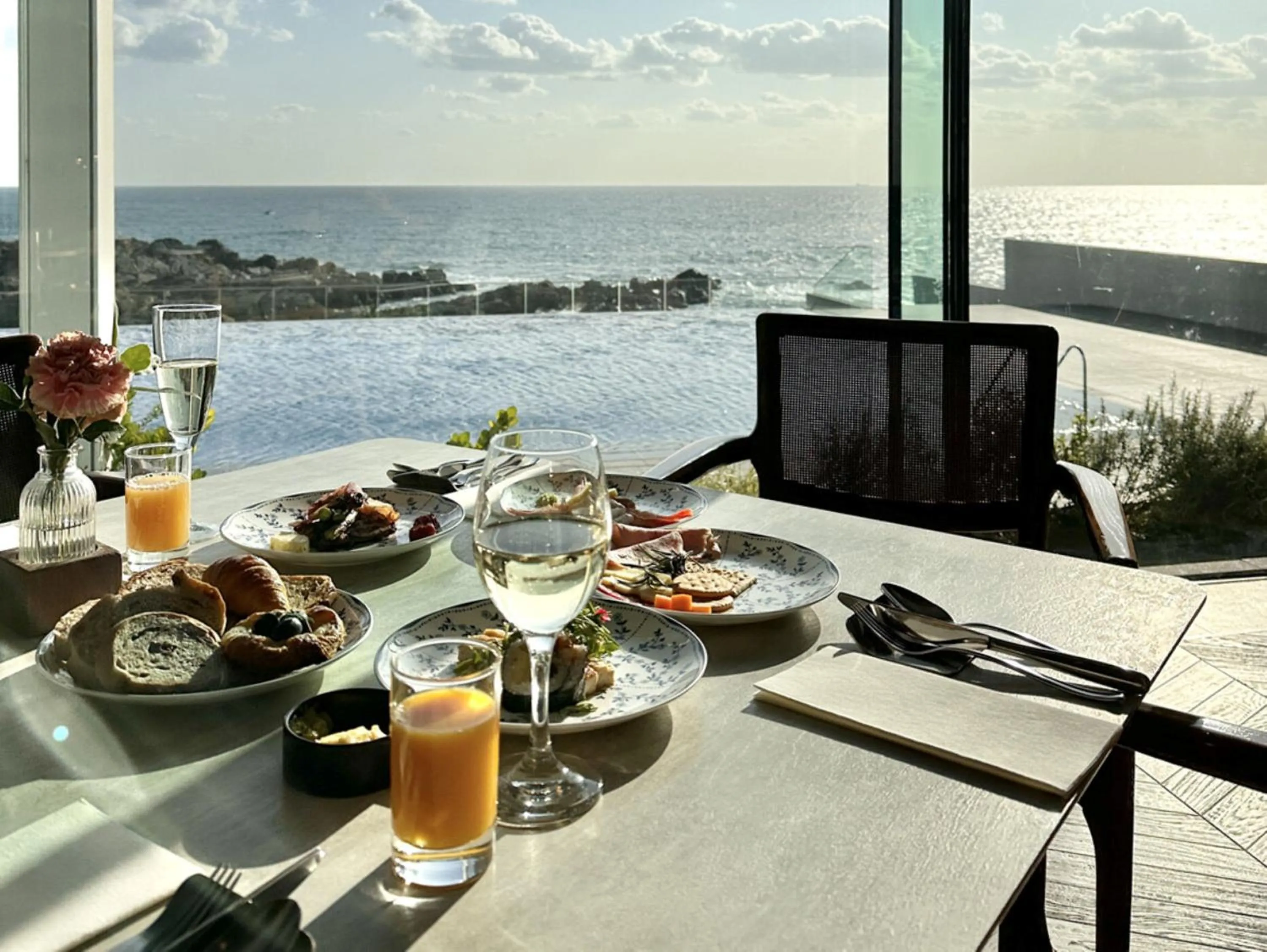 Lounge or bar in Ananti at Busan Cove