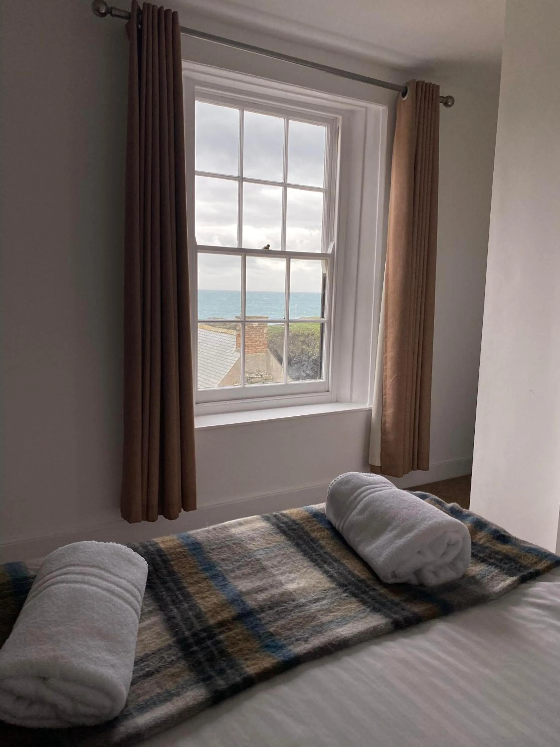 Sea view, Bed in Cadgwith Cove Inn