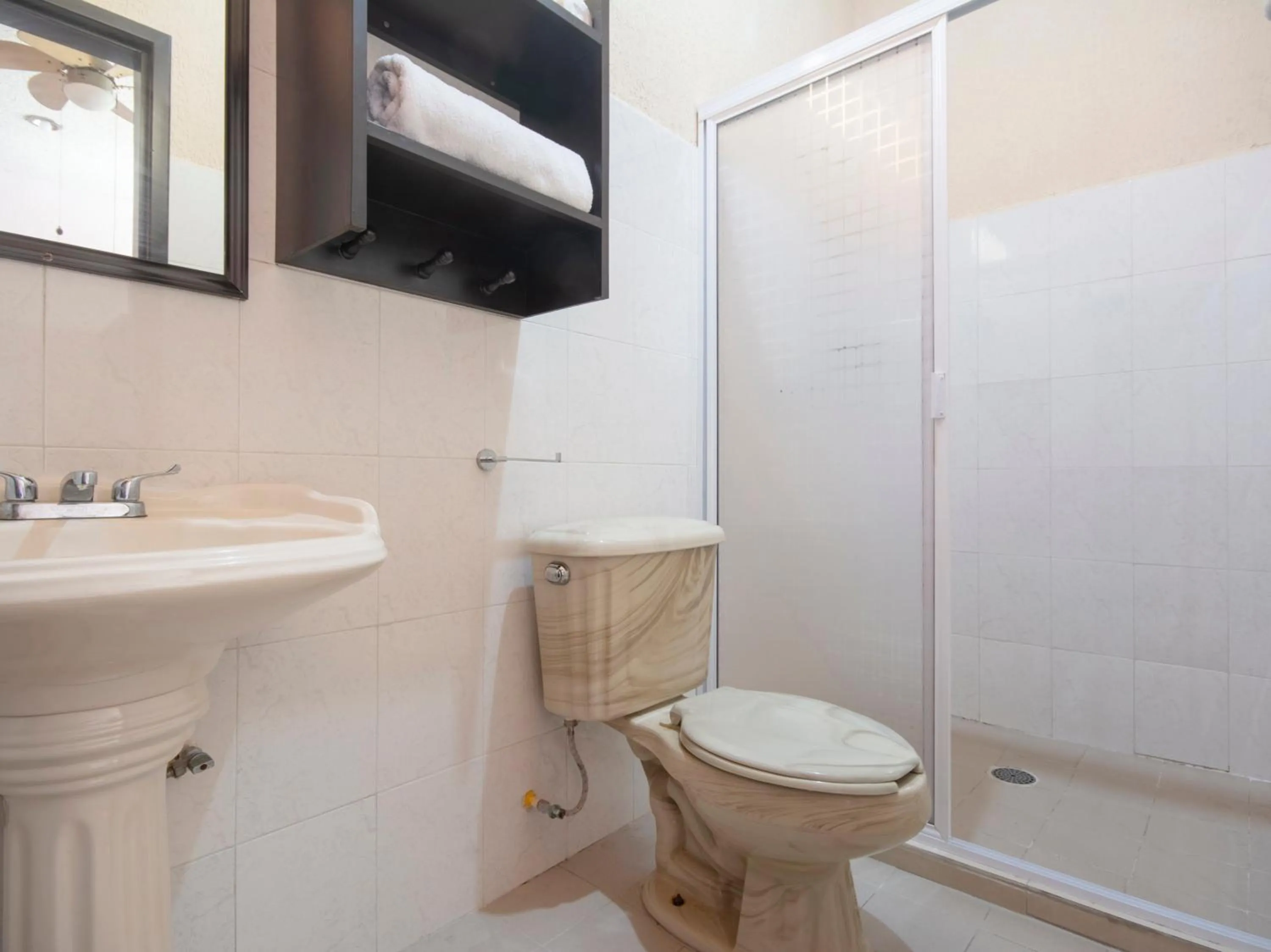 Toilet in Hotel Spa Shalam