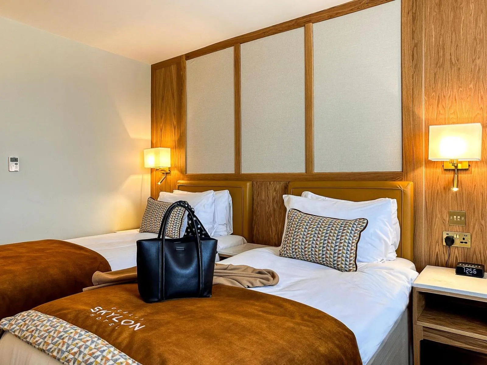 Bedroom, Bed in Dublin Skylon Hotel