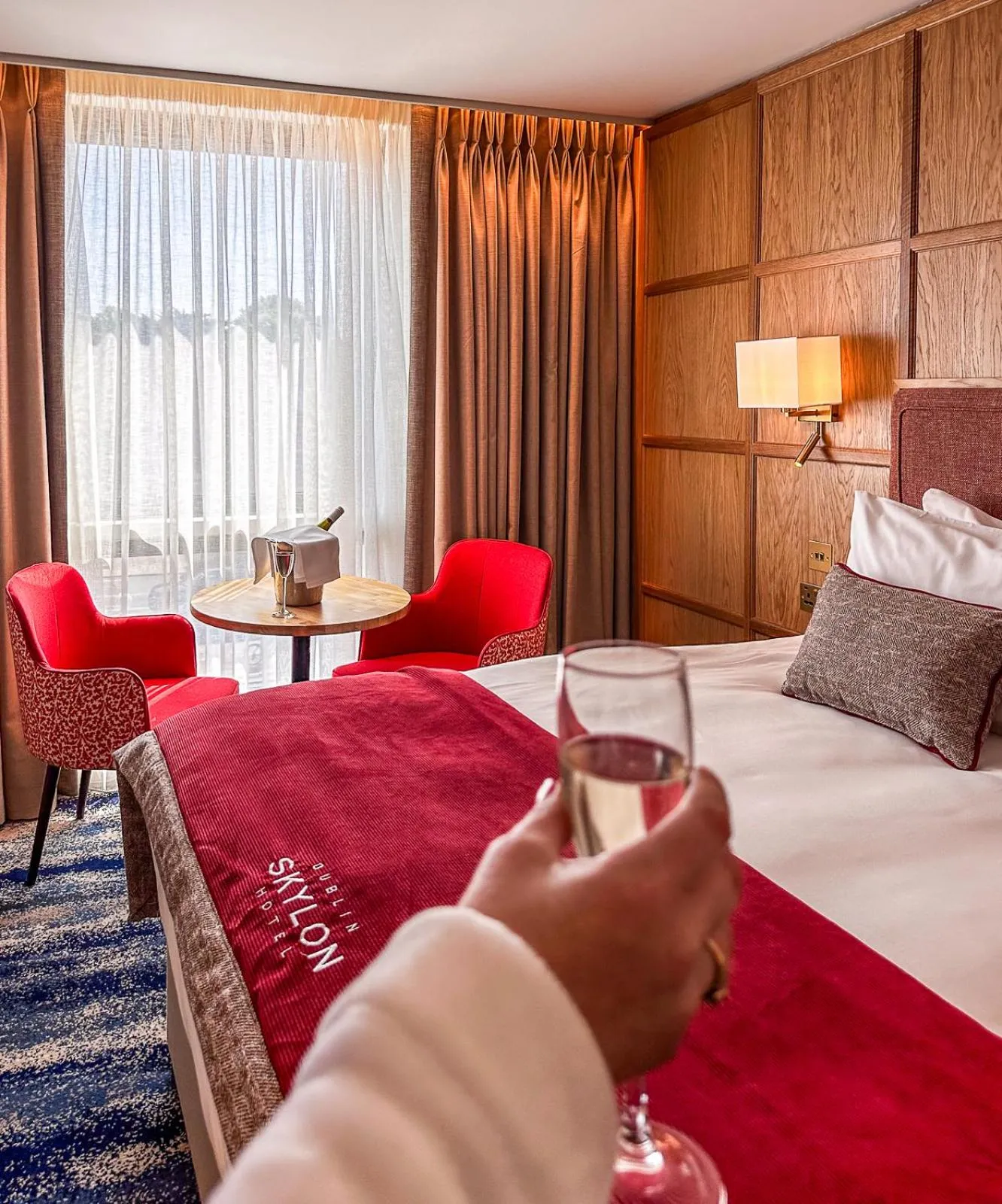 Photo of the whole room, Bed in Dublin Skylon Hotel