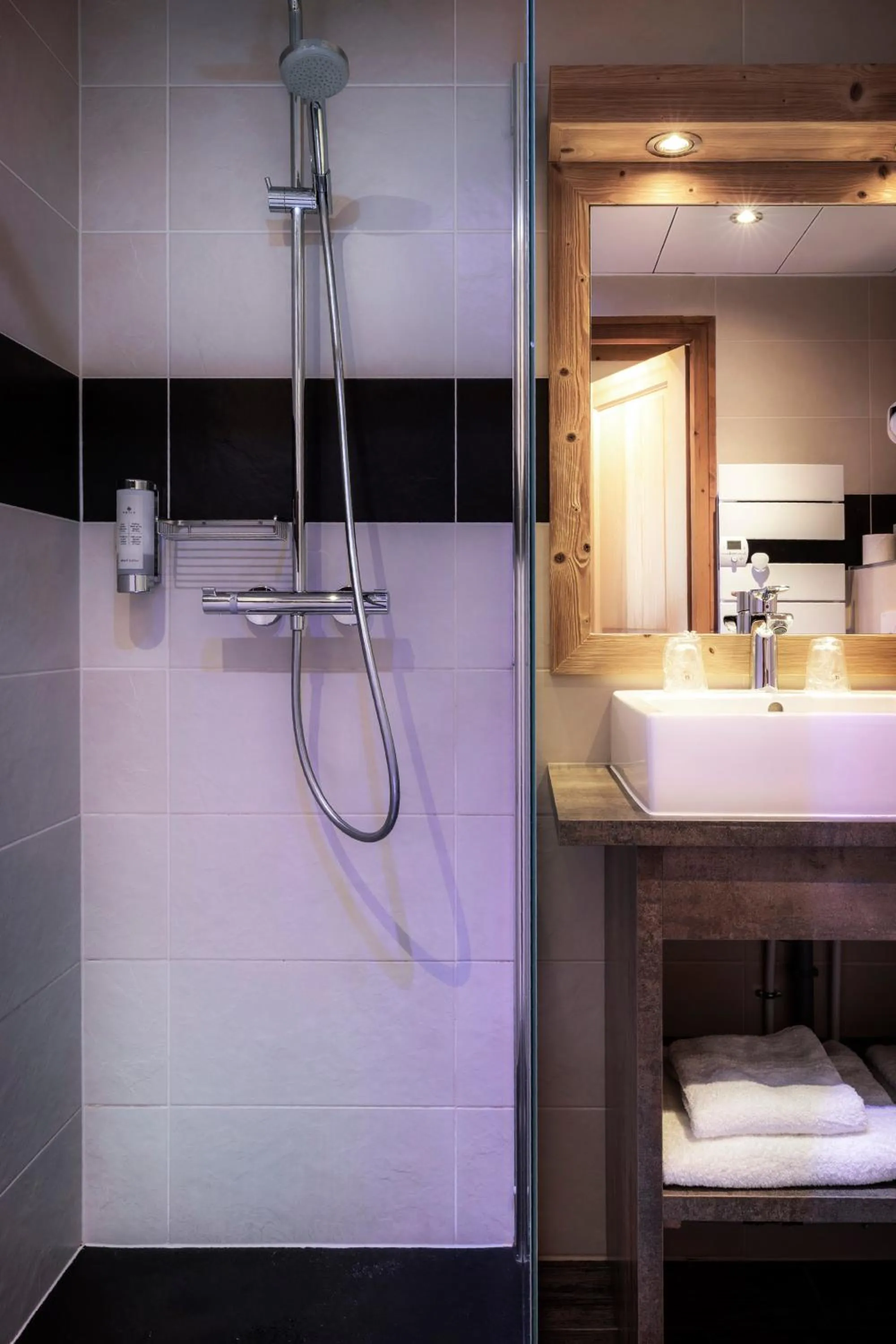 Shower in Hotel Le Littoral