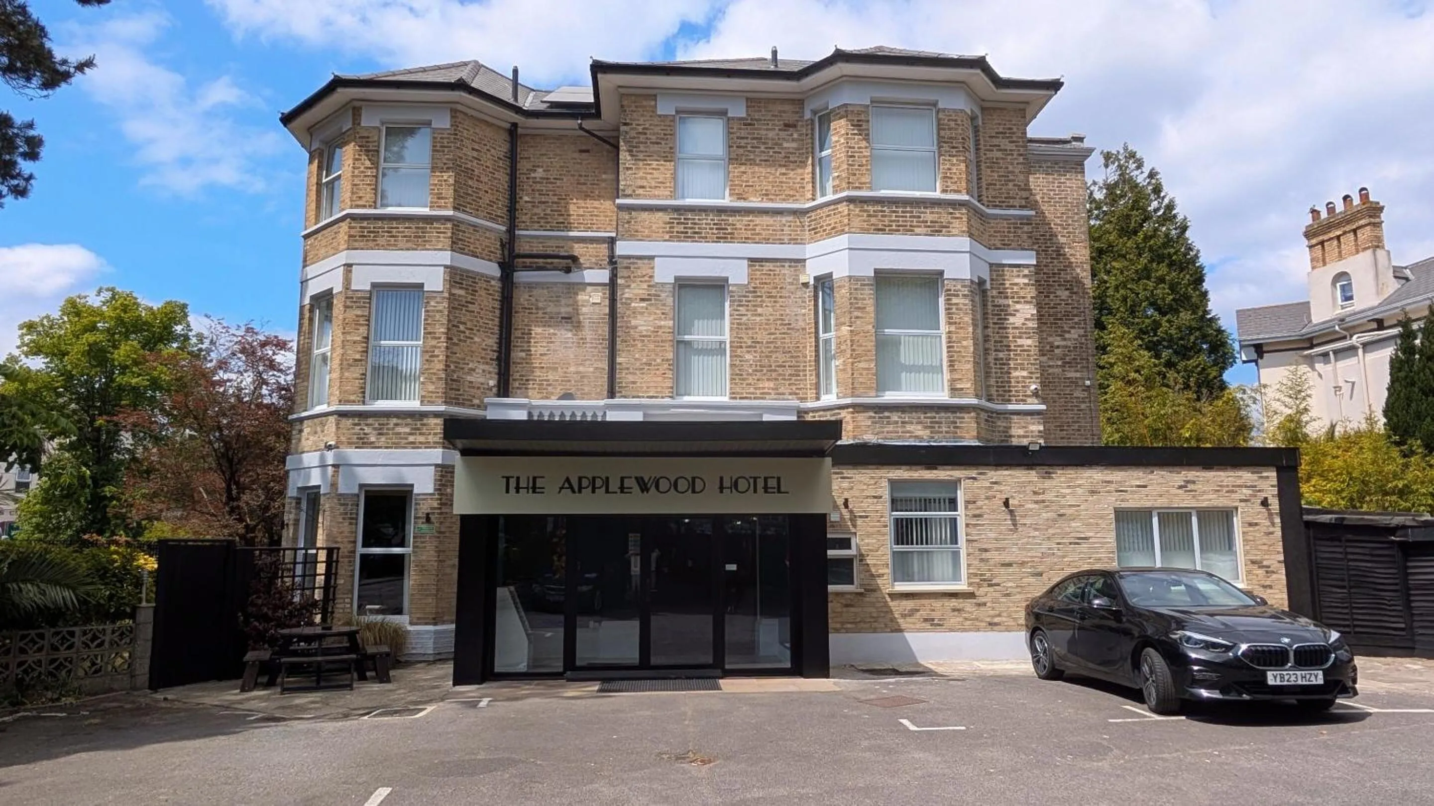 Facade/entrance in Applewood Hotel