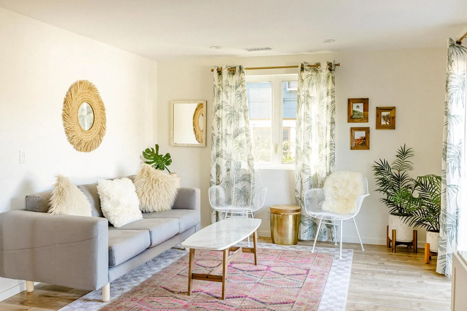 Communal lounge/ TV room in Noon on Sunset Hill