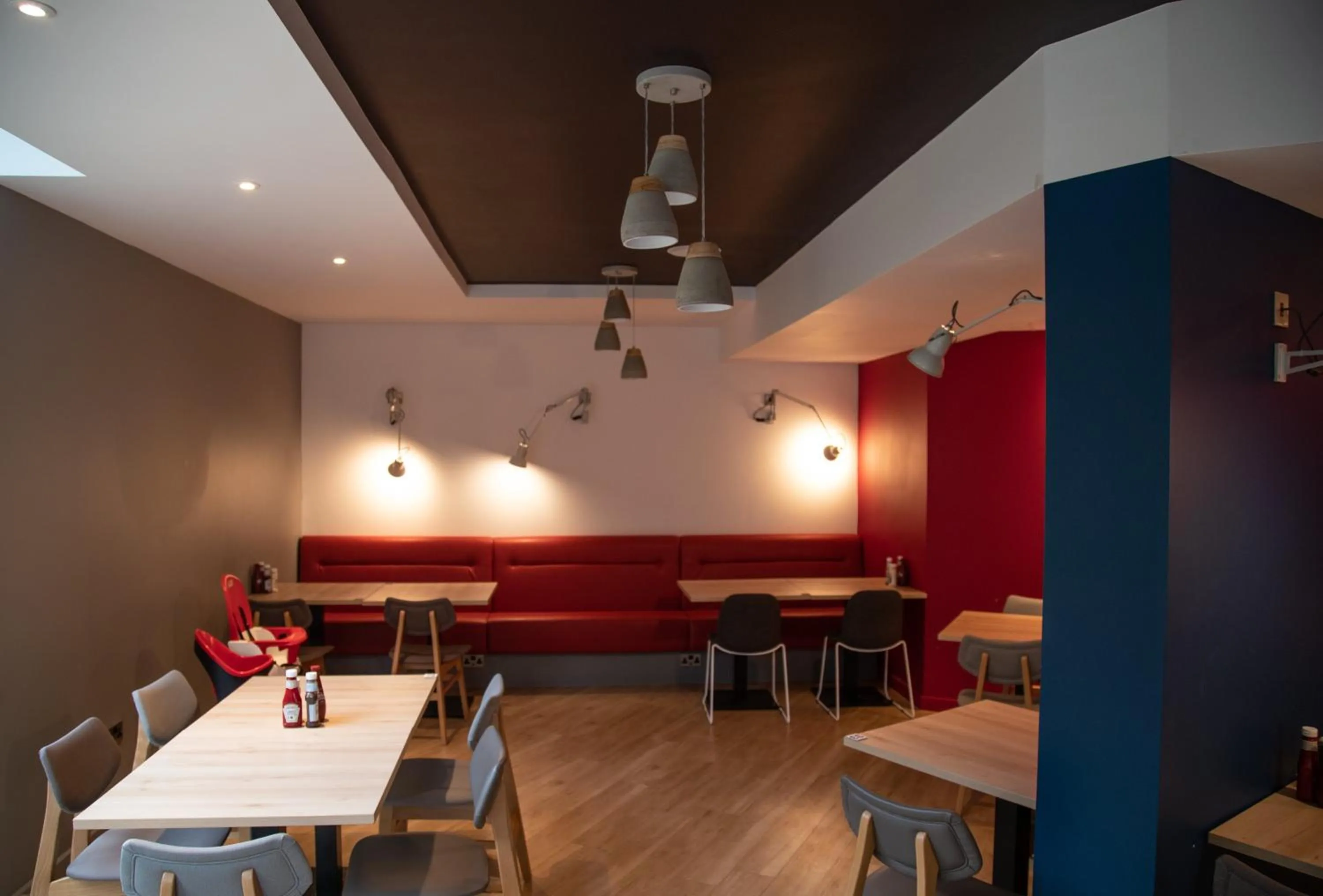 Restaurant/places to eat in Holiday Inn Express London Stansted Airport by IHG