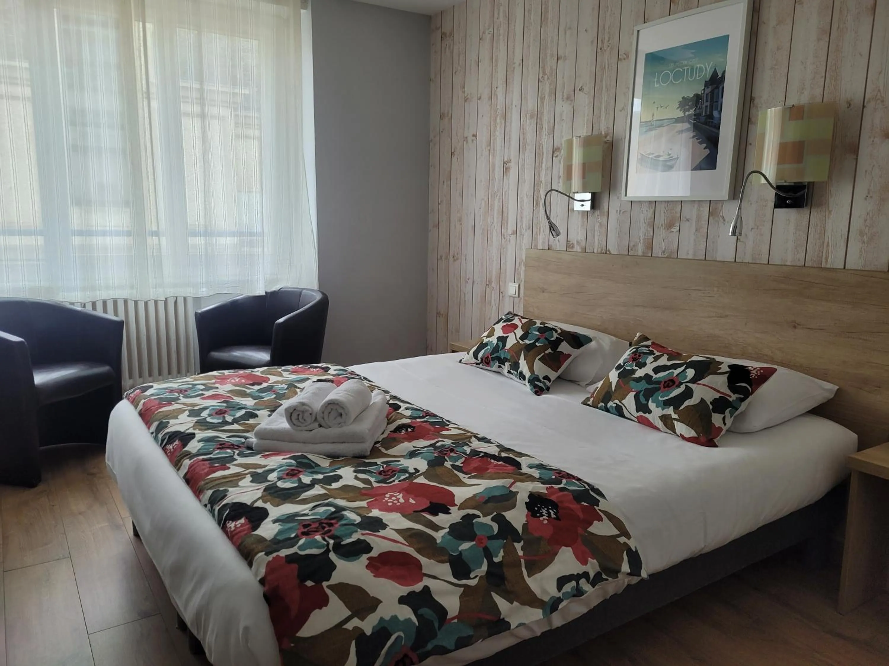 Bedroom, Bed in Brit Hotel des Halles