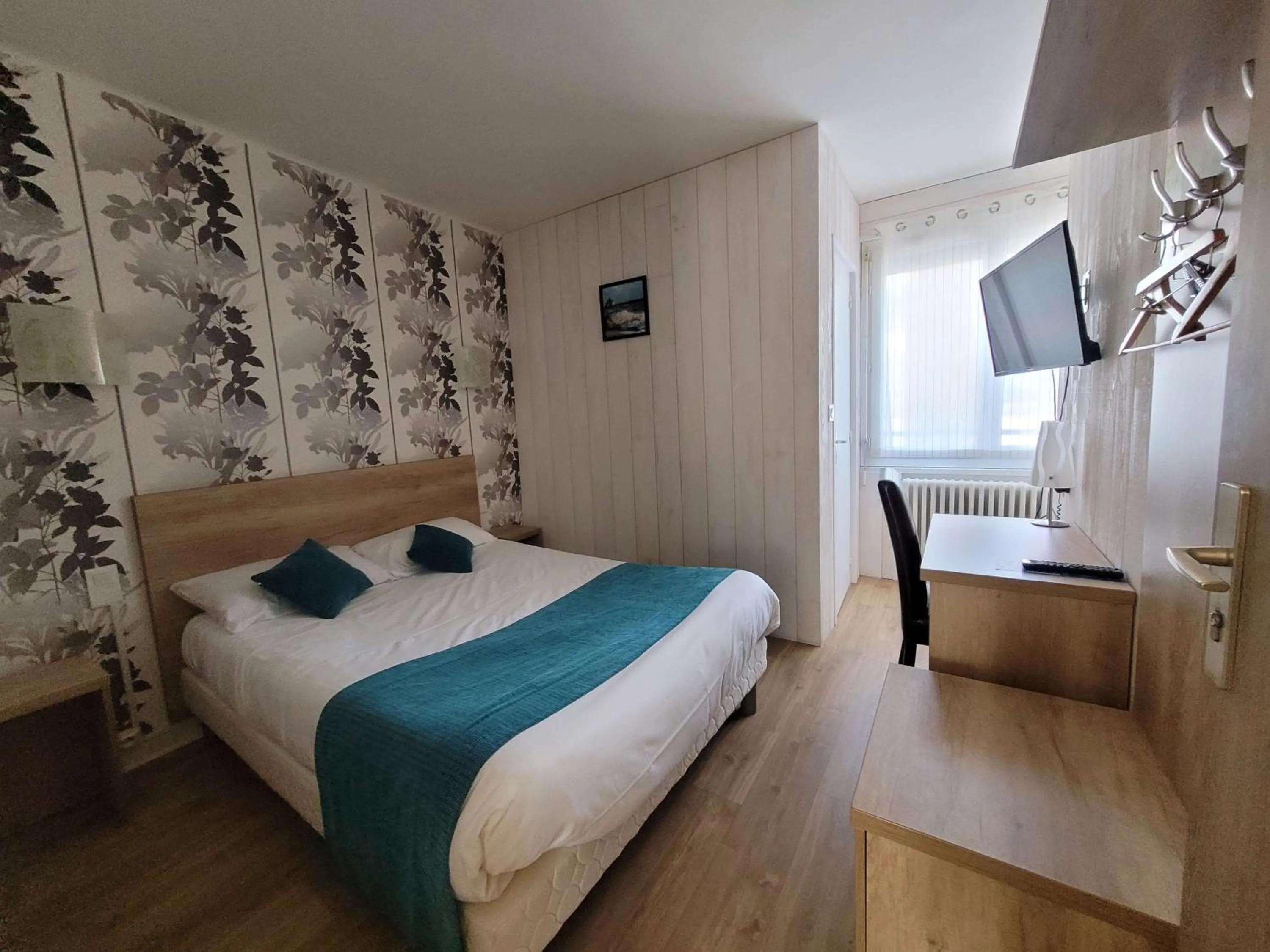 Bedroom, Bed in Brit Hotel des Halles