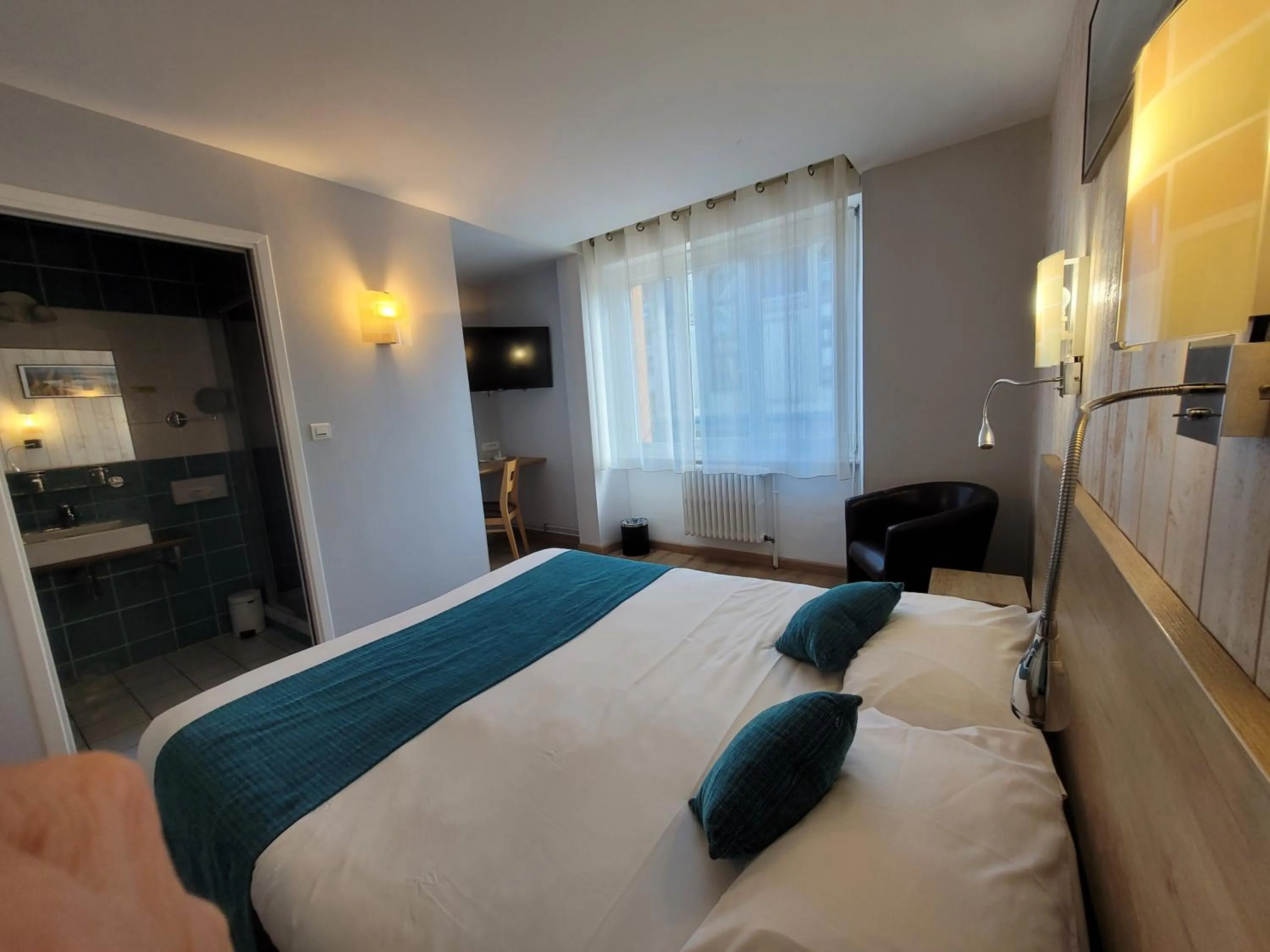 Bathroom, Bed in Brit Hotel des Halles