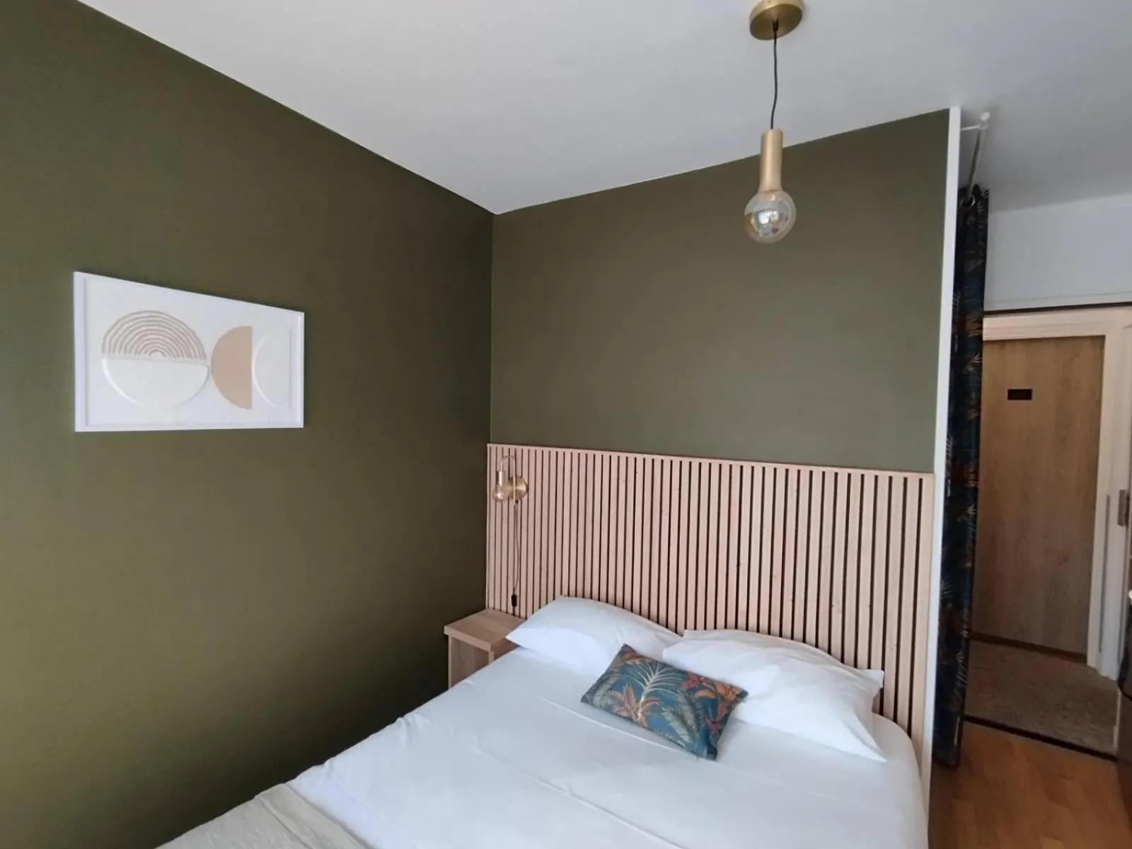 Bedroom, Bed in Brit Hotel des Halles