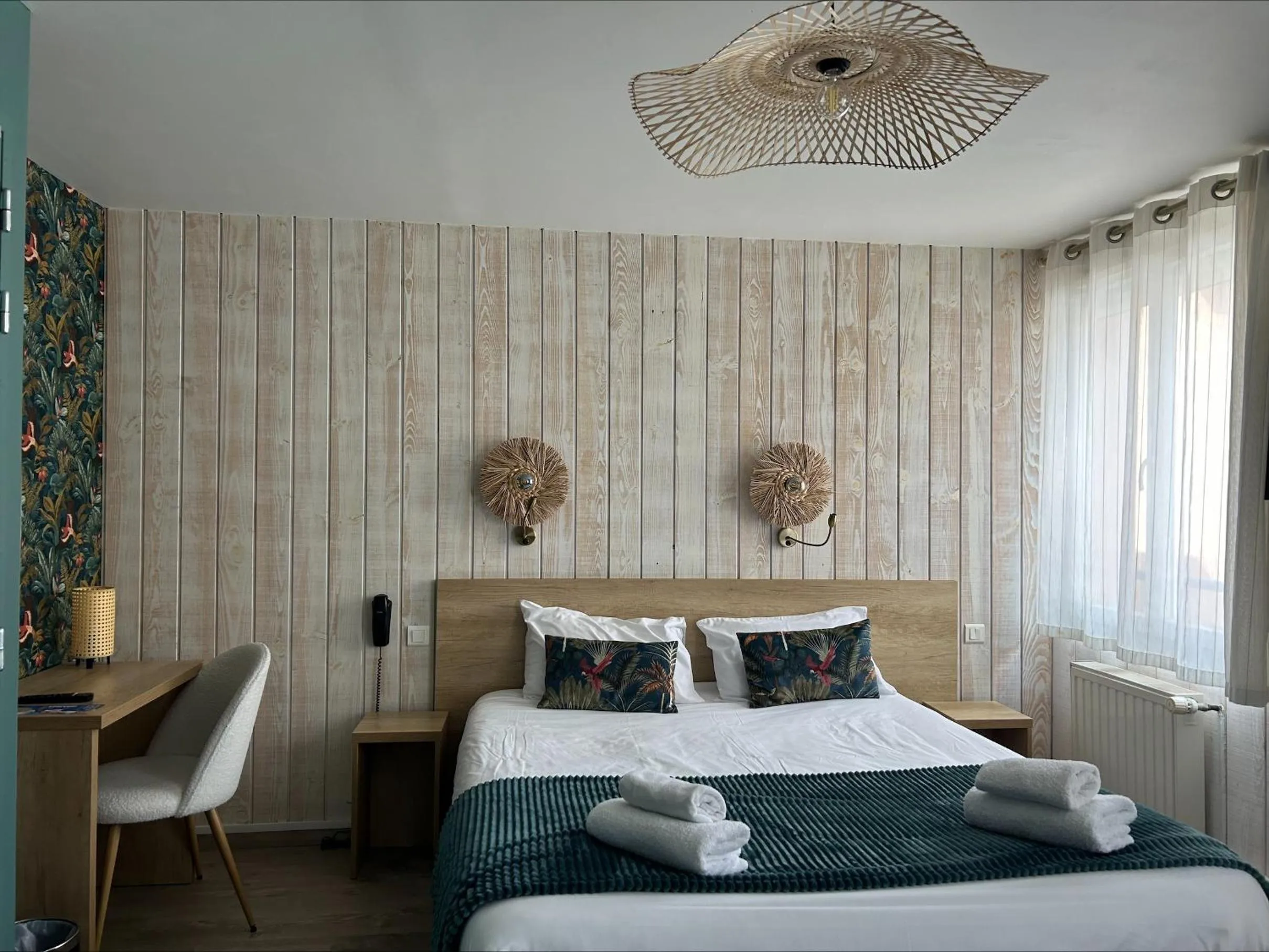 Shower, Bed in Brit Hotel des Halles