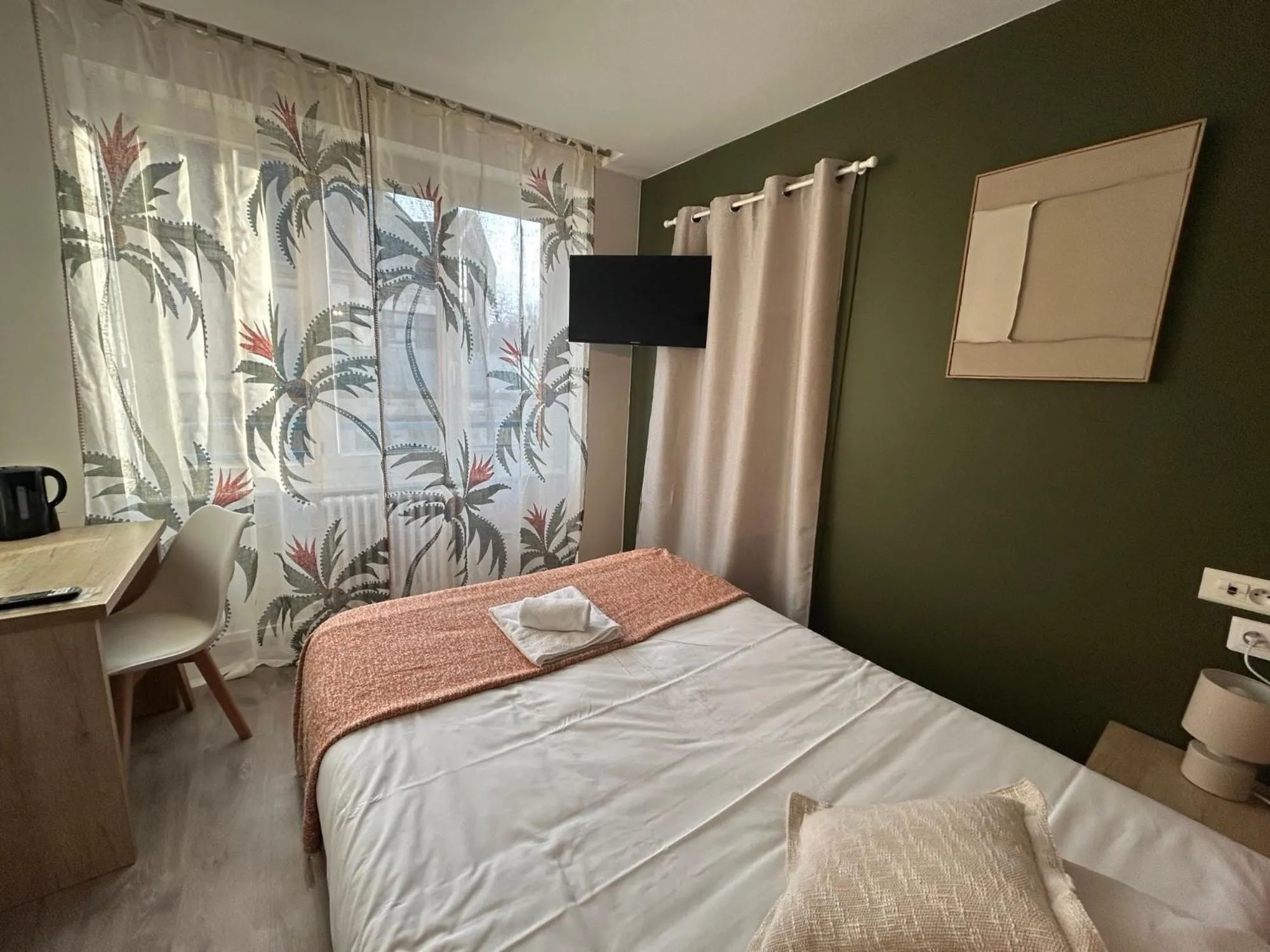 Bedroom, Bed in Brit Hotel des Halles