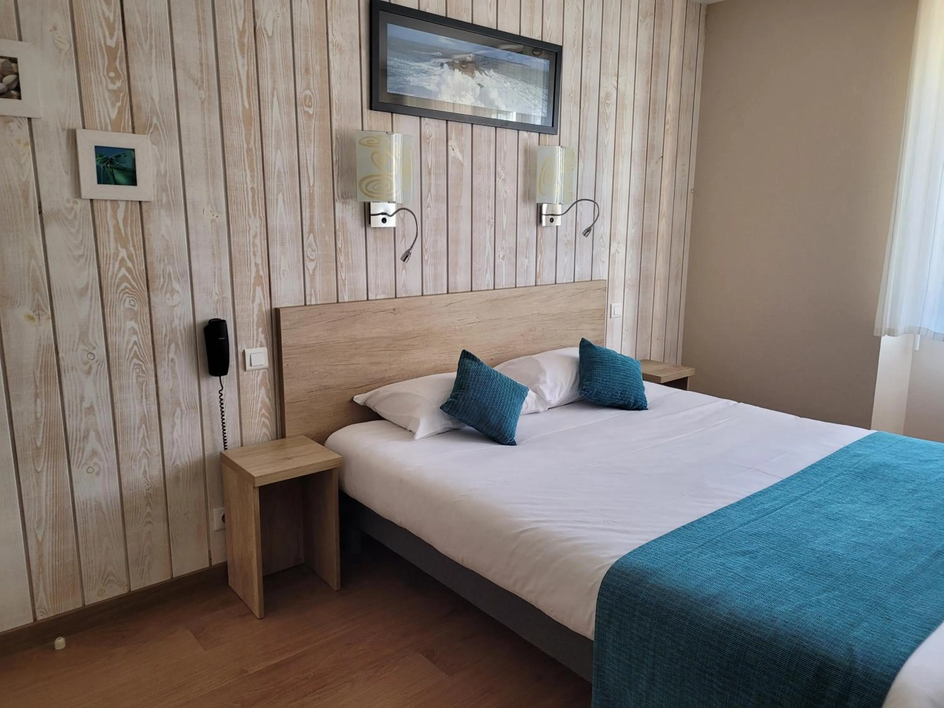 TV and multimedia, Bed in Brit Hotel des Halles