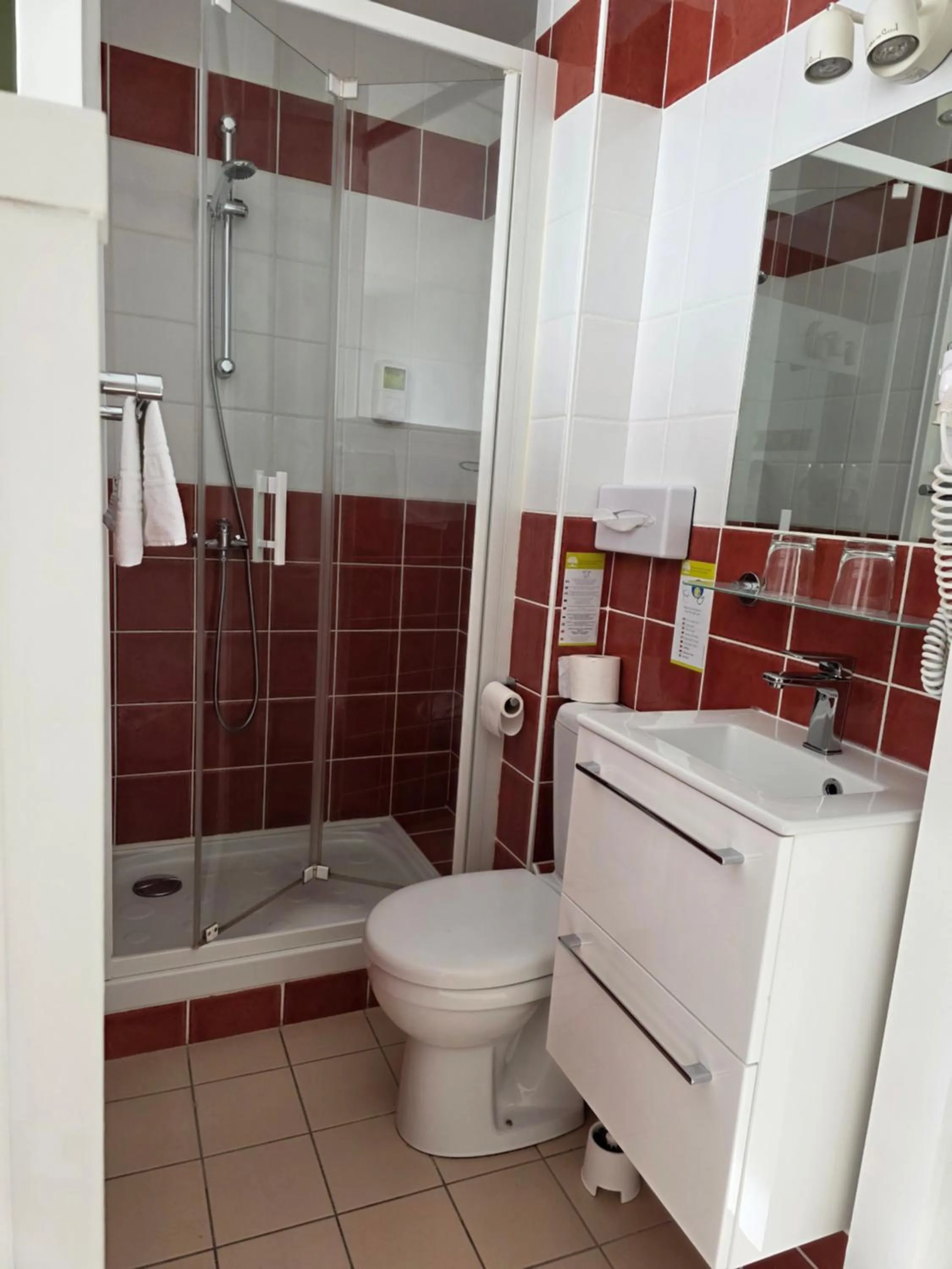 Bathroom in Brit Hotel des Halles