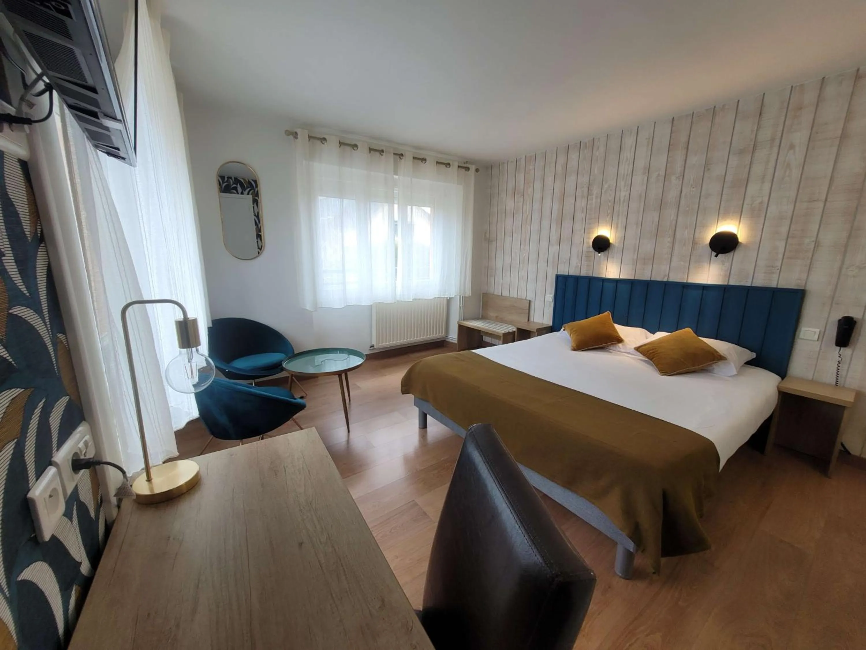 Bedroom, Bed in Brit Hotel des Halles