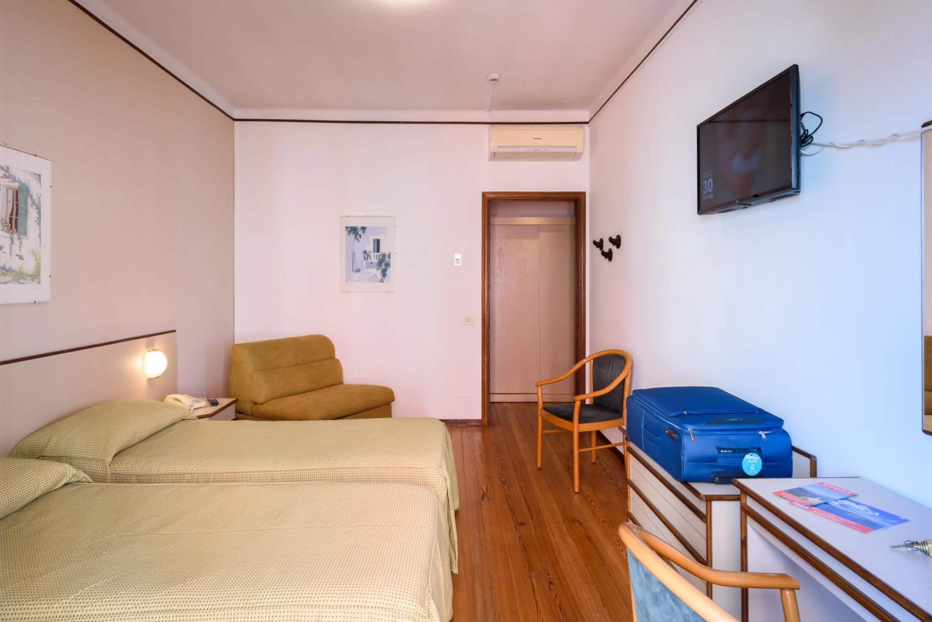 Bedroom, Bed in Hotel Italie et Suisse