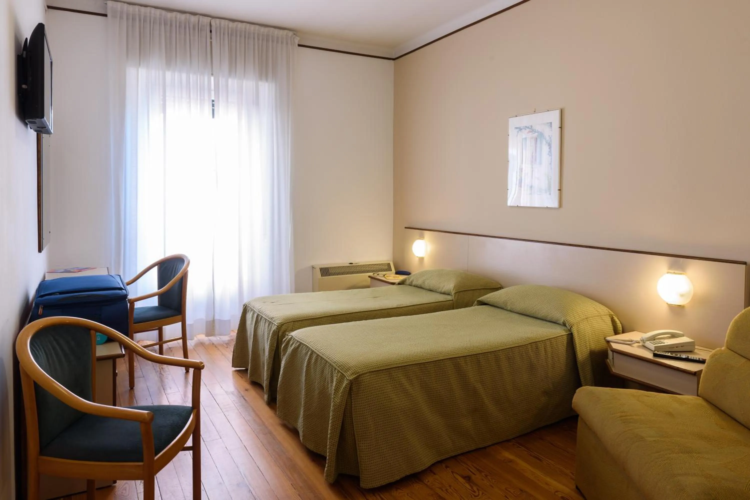 Bedroom, Bed in Hotel Italie et Suisse