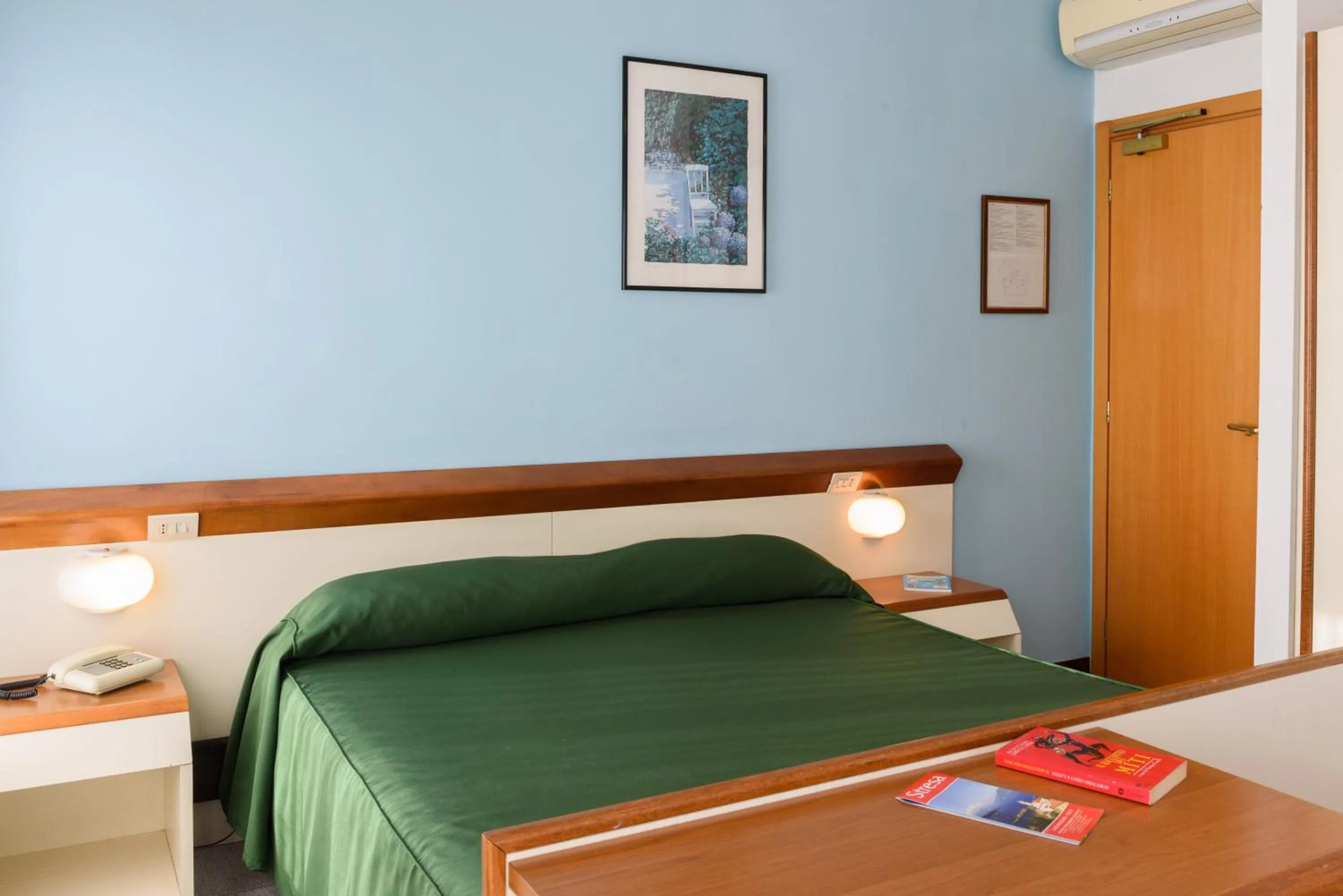 Bedroom, Bed in Hotel Italie et Suisse