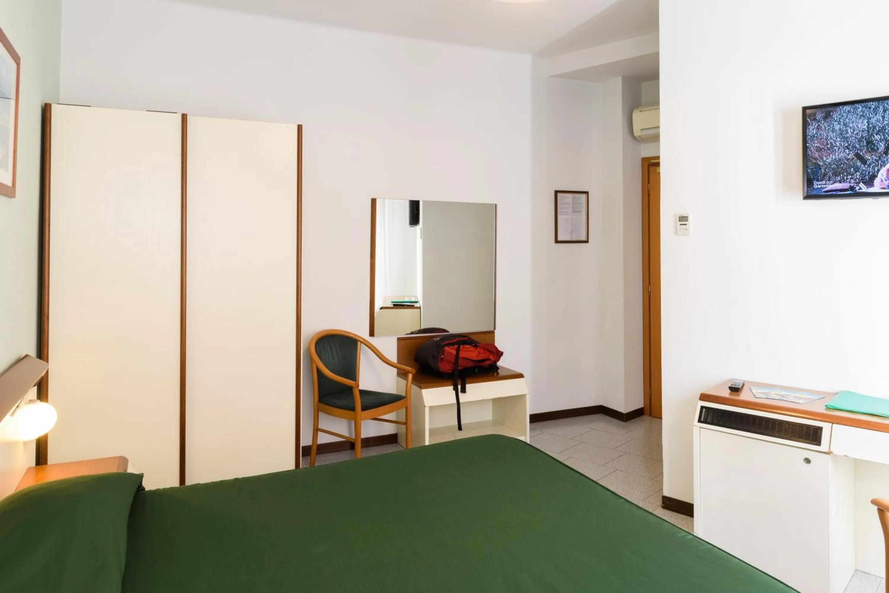 Bedroom, Bed in Hotel Italie et Suisse