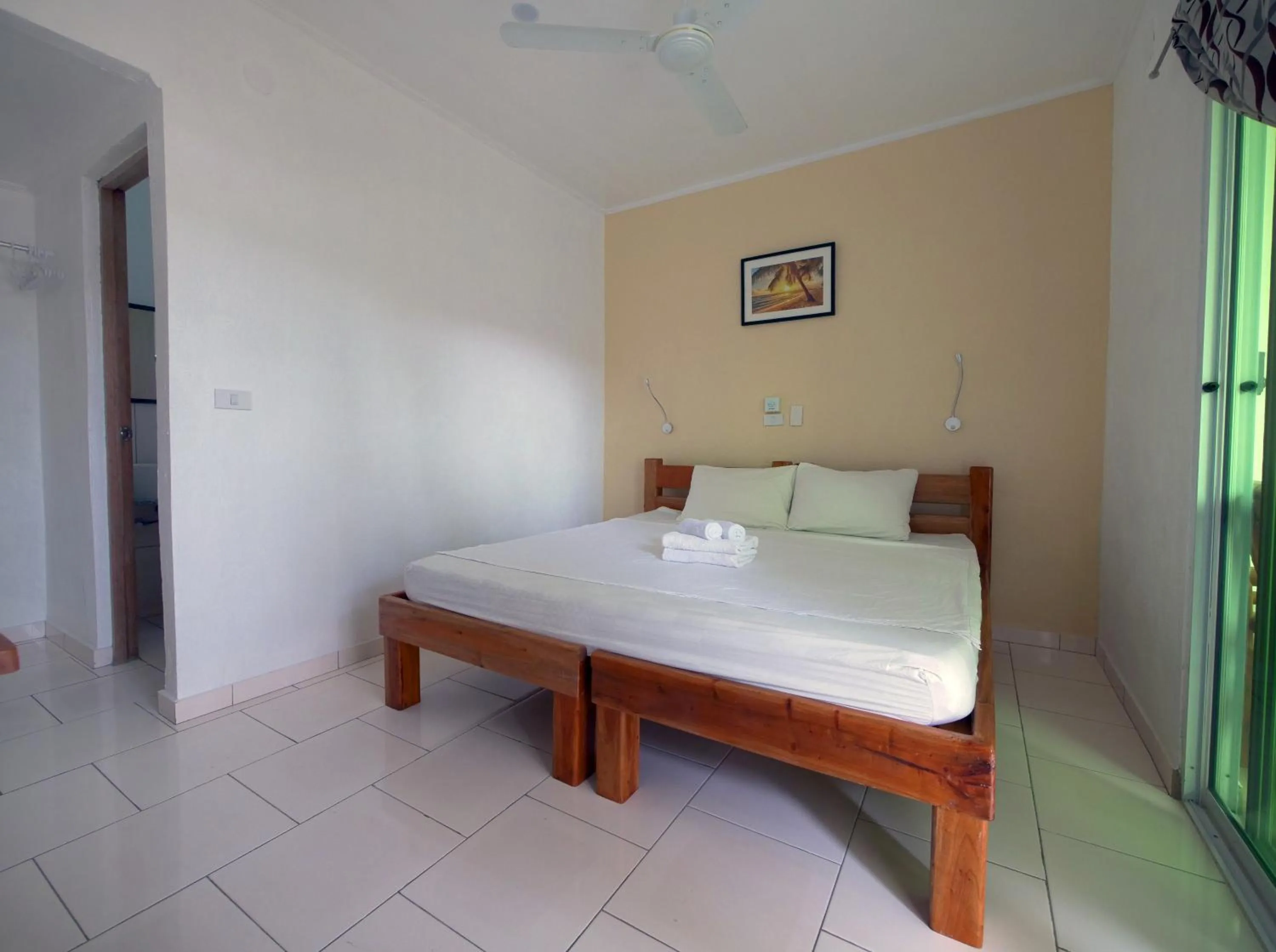 Bed in Alona Gecko Inn