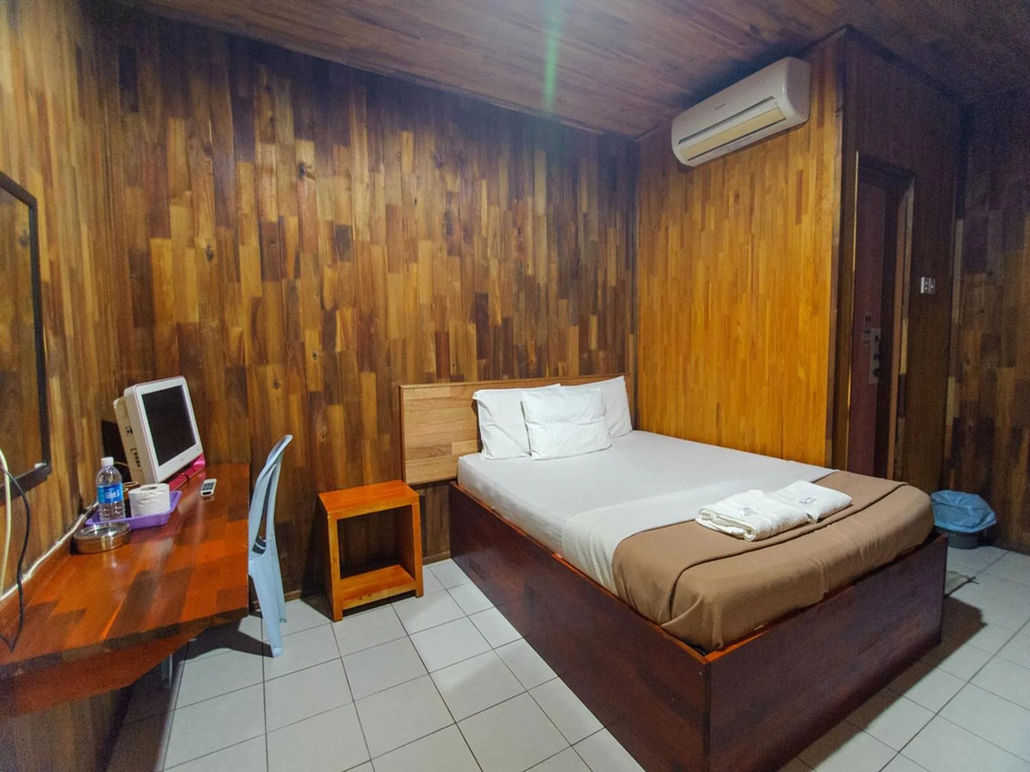 Photo of the whole room, Bed in Y&Z Hotel